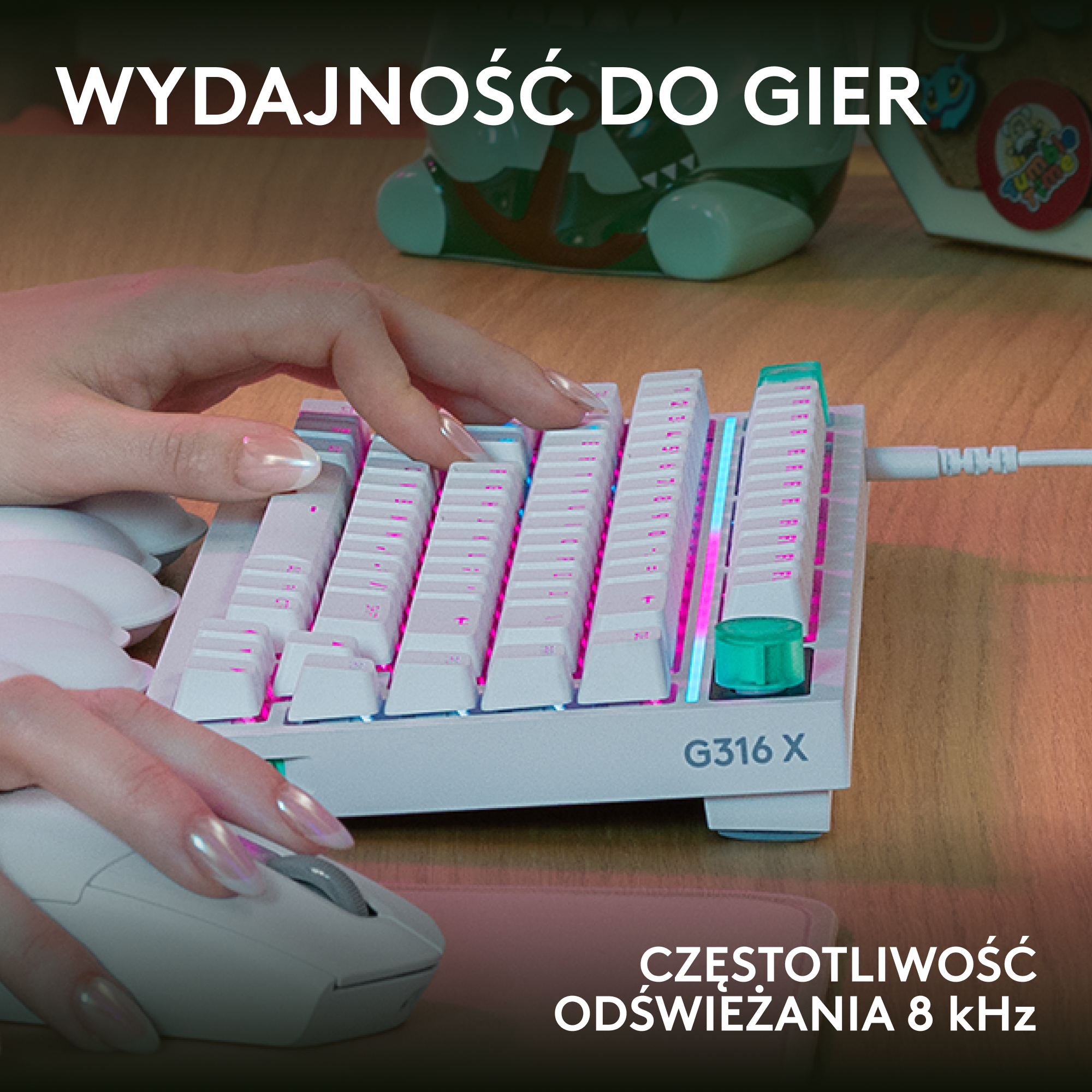 Osoba pisząca na białej klawiaturze mechanicznej i używająca myszy.