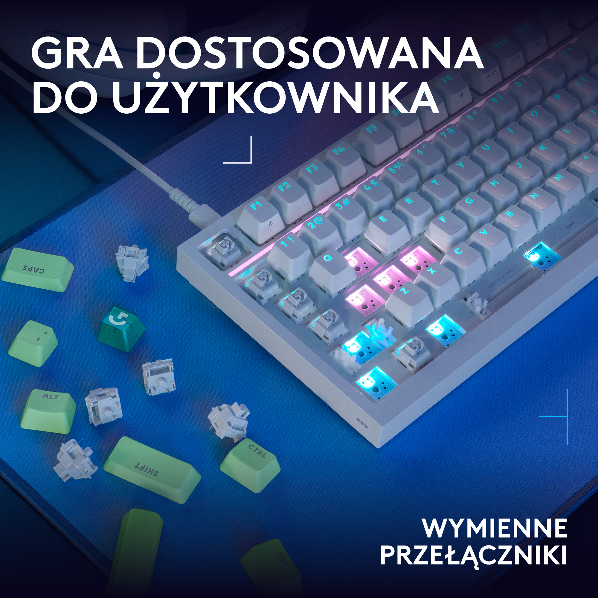 Dostosowana biała klawiatura gamingowa na niebieskim biurku z wymiennymi nasadkami i przełącznikami.