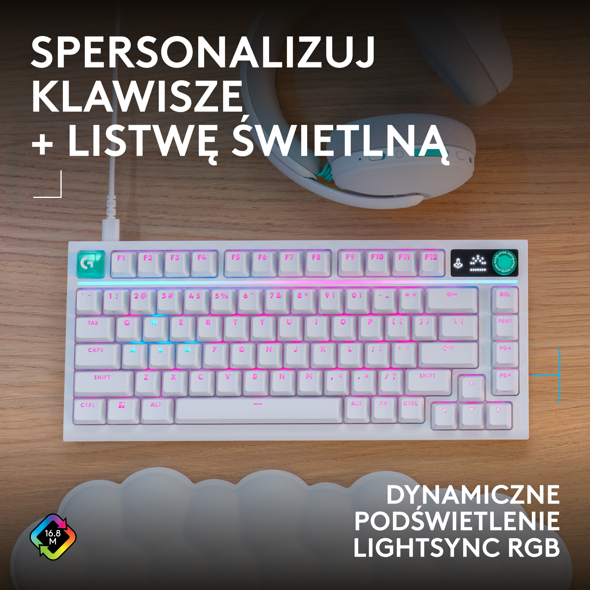 Biała klawiatura RGB i słuchawki na drewnianym biurku z tekstem.
