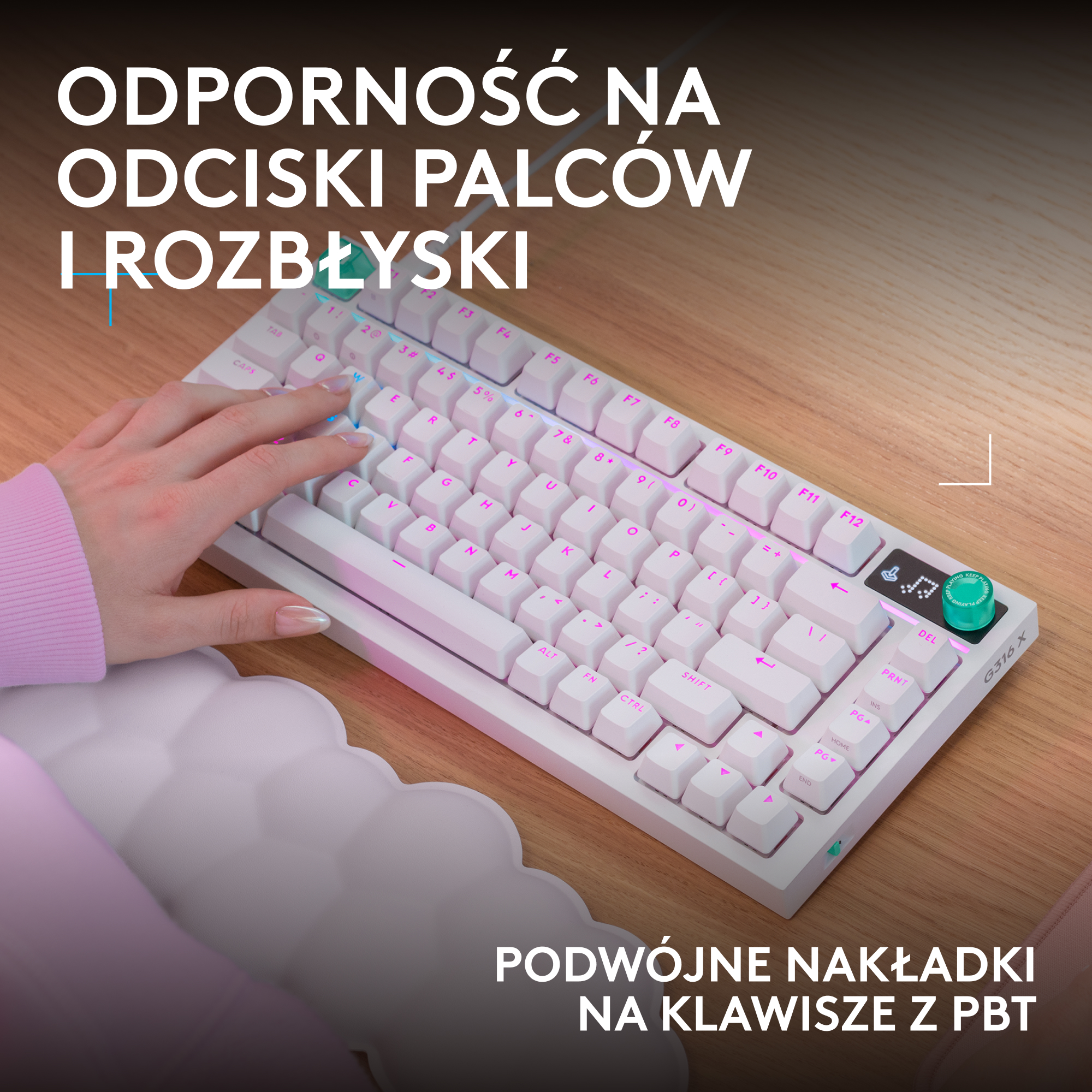 Osoba pisze na białej klawiaturze mechanicznej na drewnianym biurku.