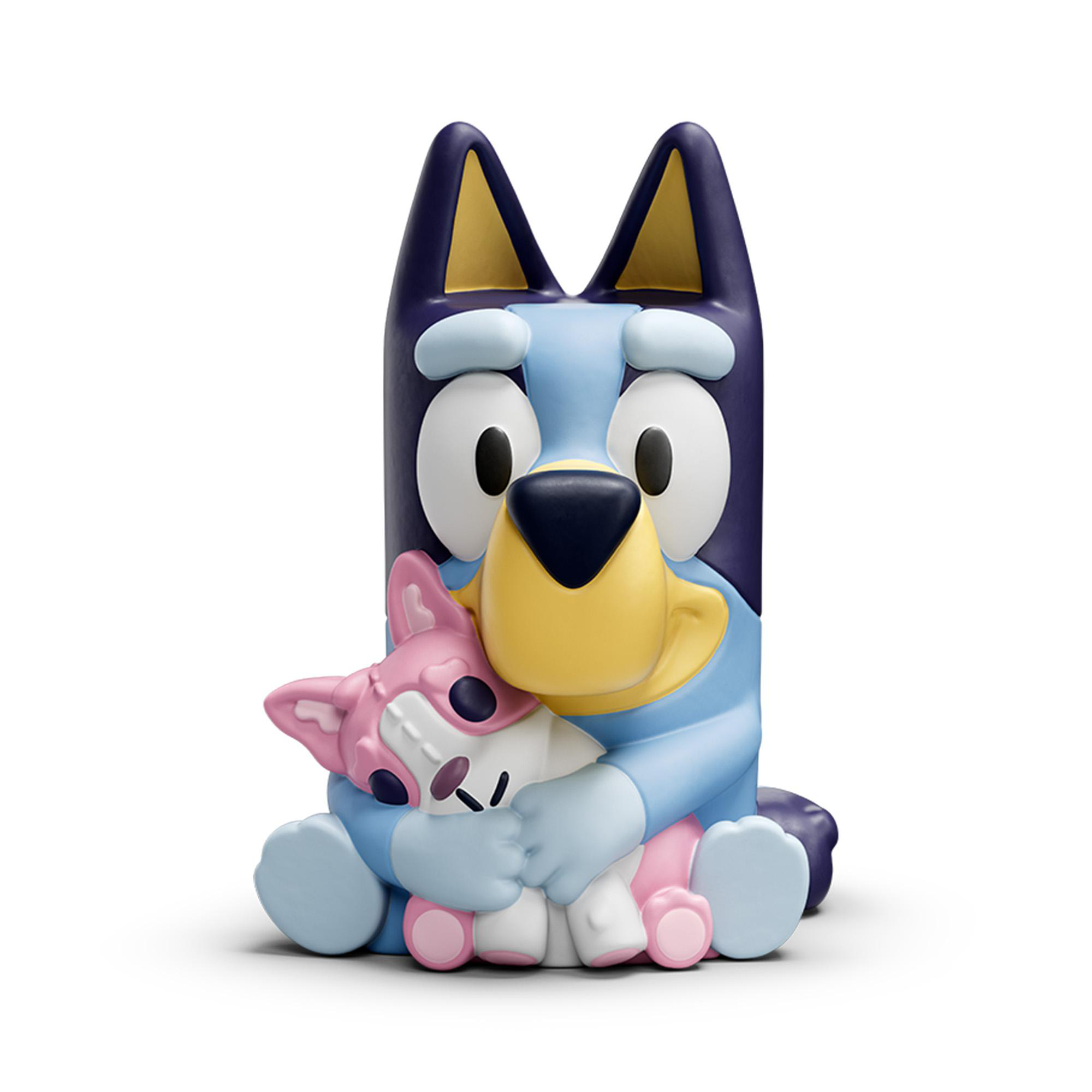 Eine blaue Hundefigur umarmt ein kleines rosa-weißes Plüschtier vor weißem Hintergrund.