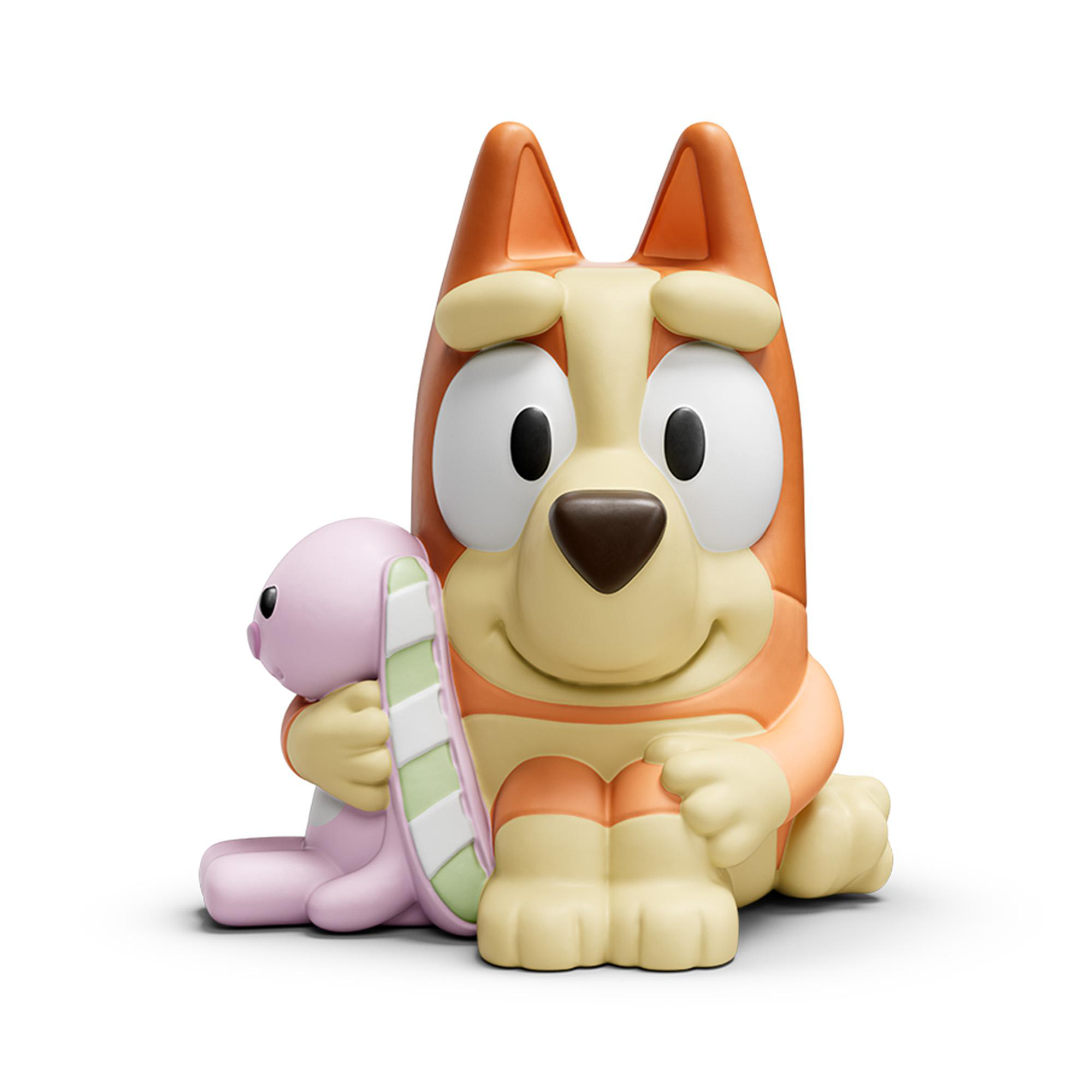 Ein orange-cremefarbenes Zeichentrick-Hundespielzeug hält einen rosa-grünen Plüschhasen vor weißem Hintergrund.