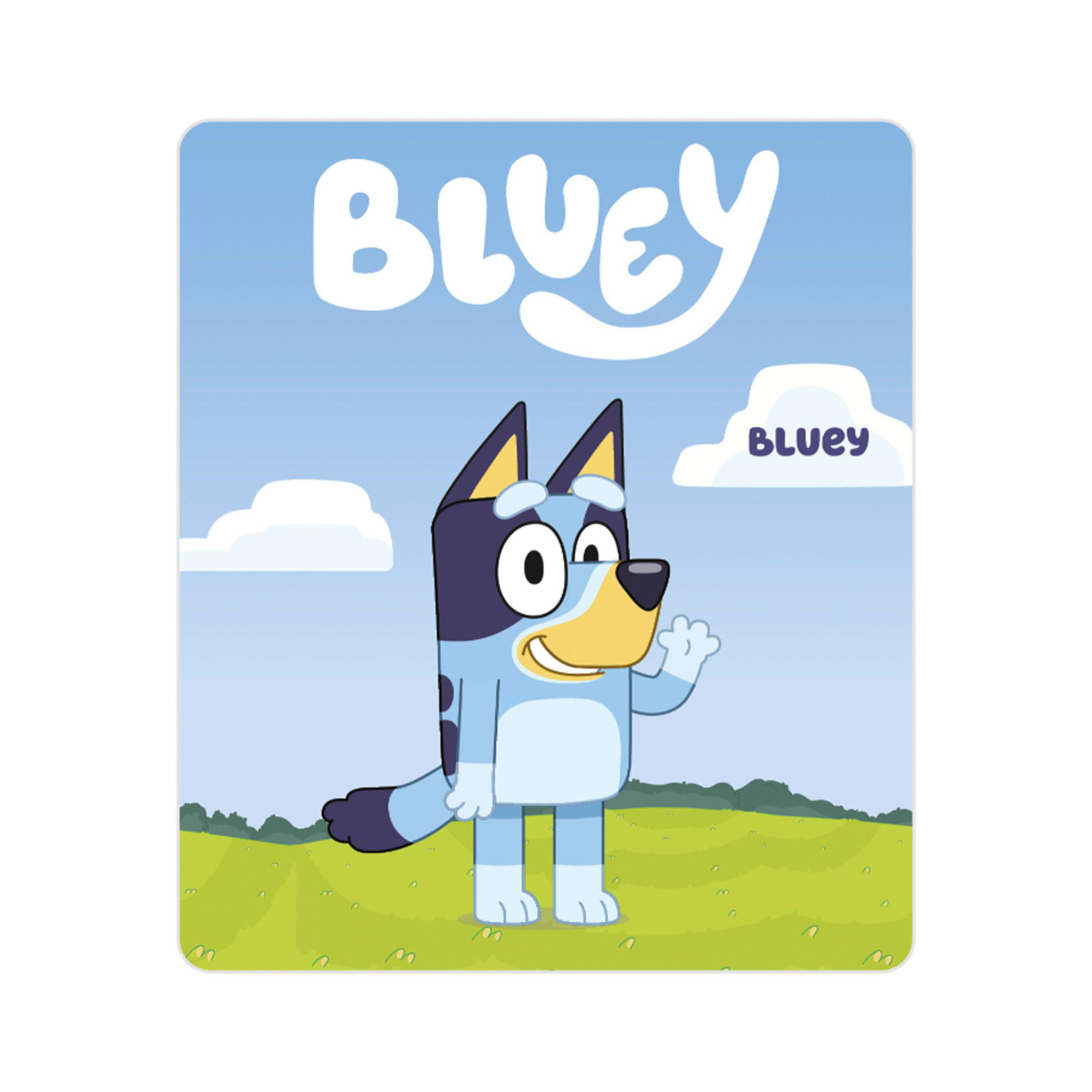 Blaue Zeichentrickfigur Bluey steht vor einer grünen Wiese und lächelt mit erhobener Hand.