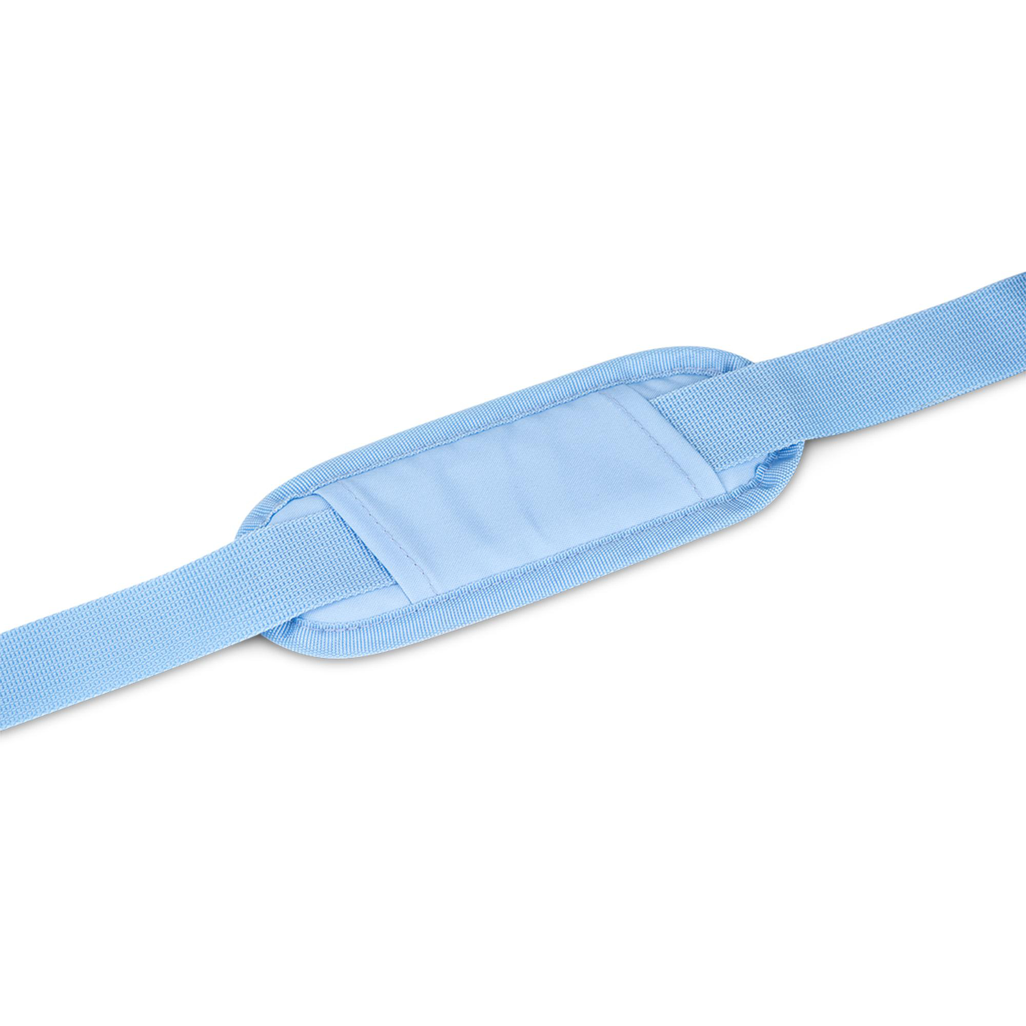 Ein hellblauer Schultergurt mit gepolstertem Pad auf einem weißen Hintergrund.