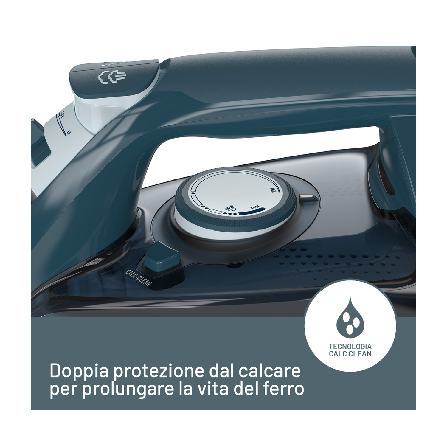Primo piano di un ferro da stiro blu scuro con selettore di temperatura, tasto calc-clean e icona goccia.