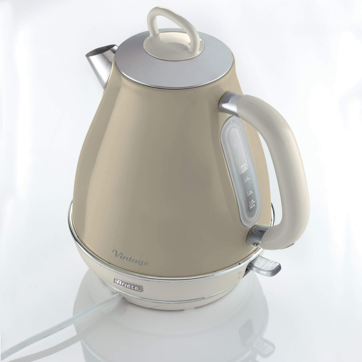 Bollitore elettrico vintage Ariete beige con dettagli argentati e indicatore del livello dell'acqua su sfondo bianco.
