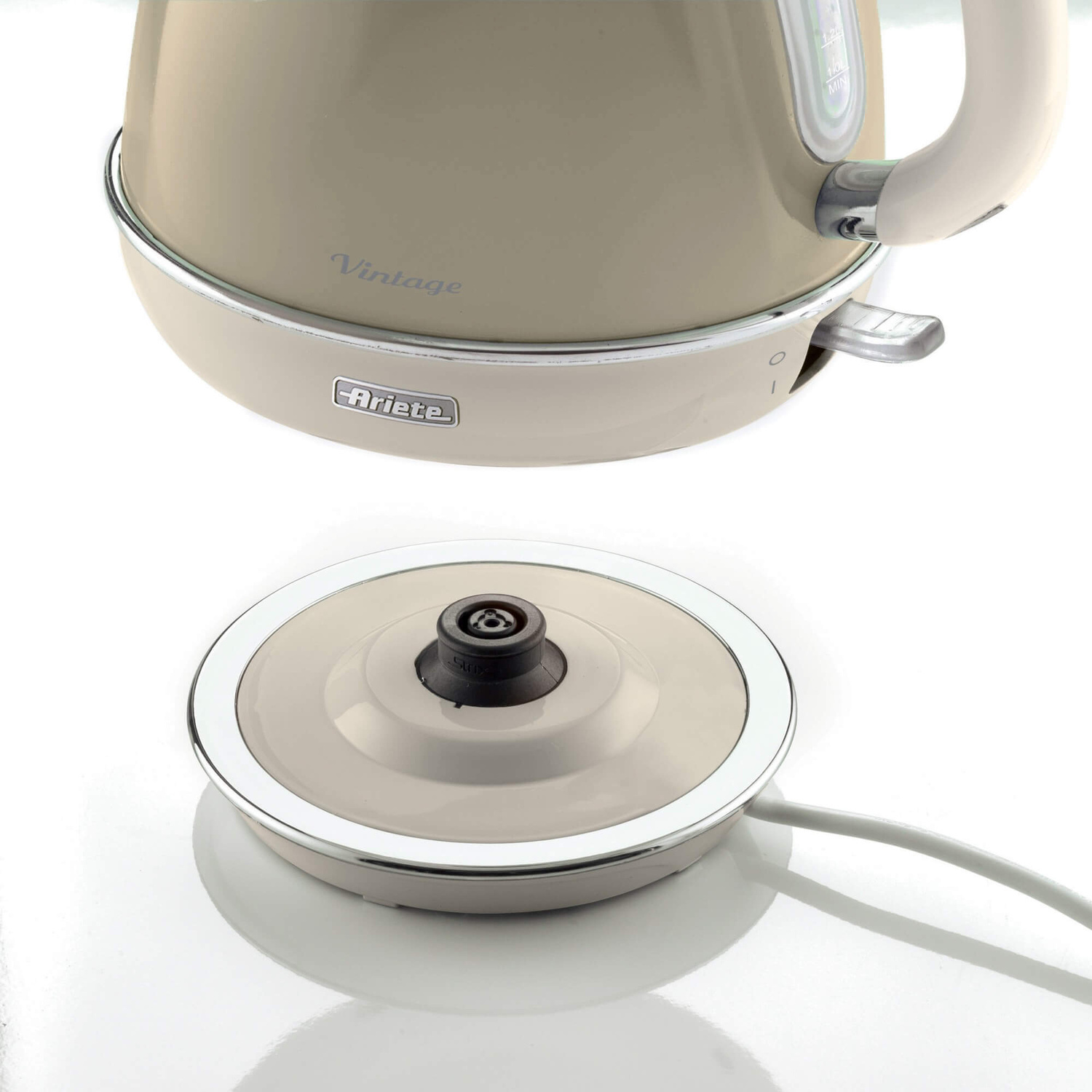 Bollitore elettrico Ariete Vintage beige fluttua sopra la sua base rotonda coordinata su sfondo bianco.