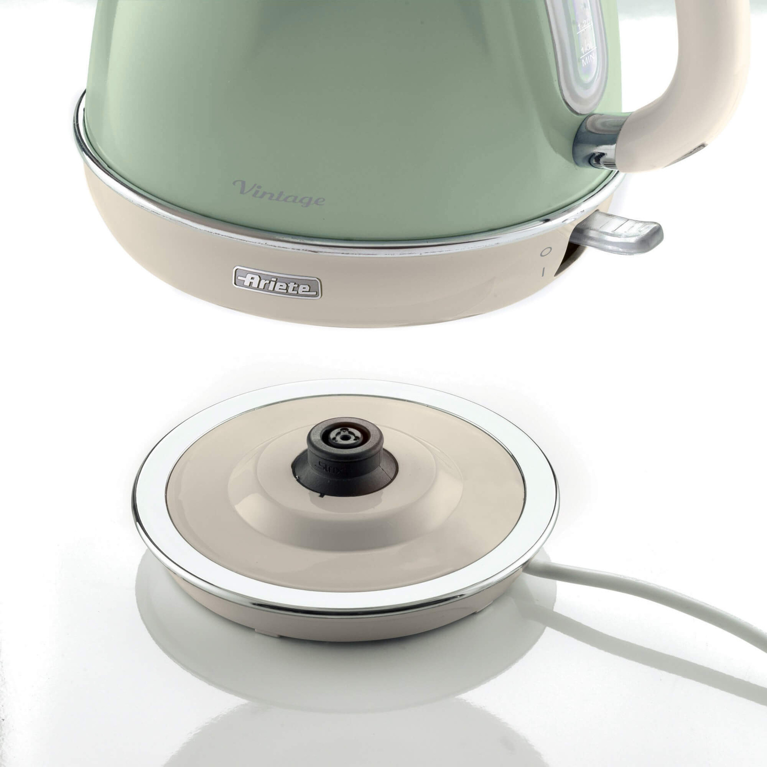 Un bollitore vintage Ariete verde chiaro e beige fluttua sopra la sua base di ricarica rotonda su sfondo bianco.