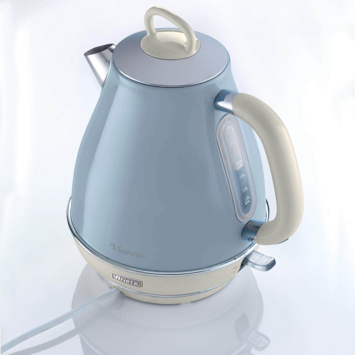 Bollitore elettrico vintage azzurro con manico e base crema su sfondo bianco.