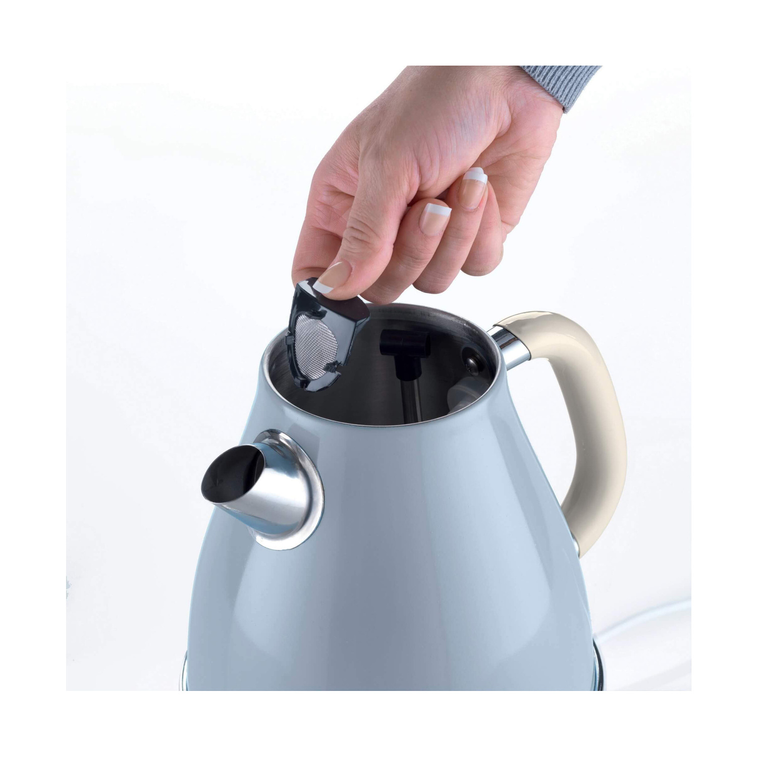 Una mano inserisce un filtro in un bollitore elettrico blu.