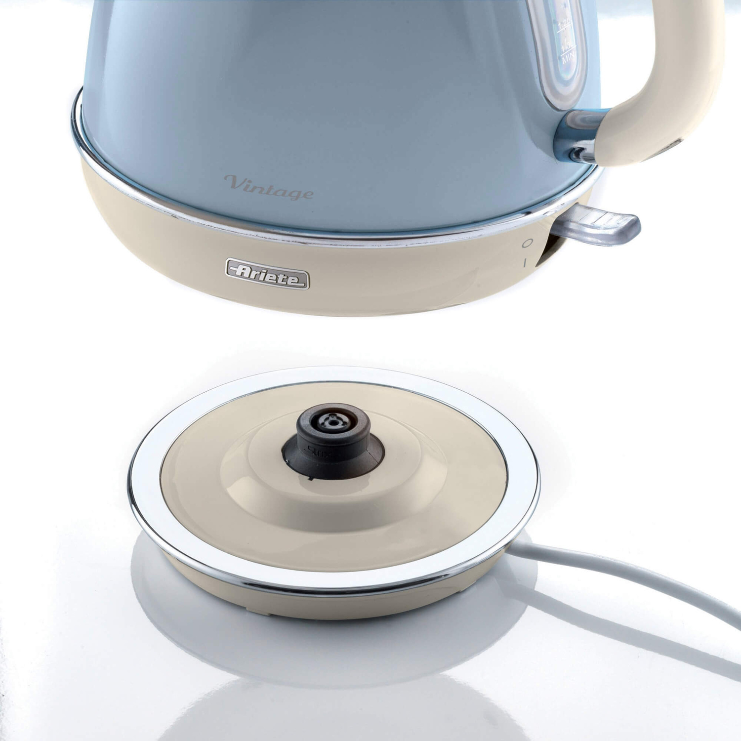 Bollitore elettrico Ariete blu pastello modello vintage sopra la sua base beige su sfondo bianco.