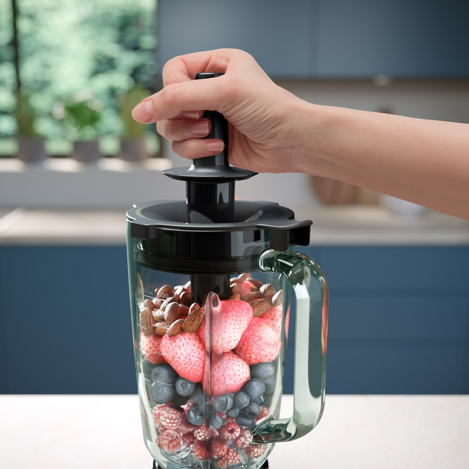 Une main pousse un pilon dans un mixeur rempli de baies et de fruits secs.