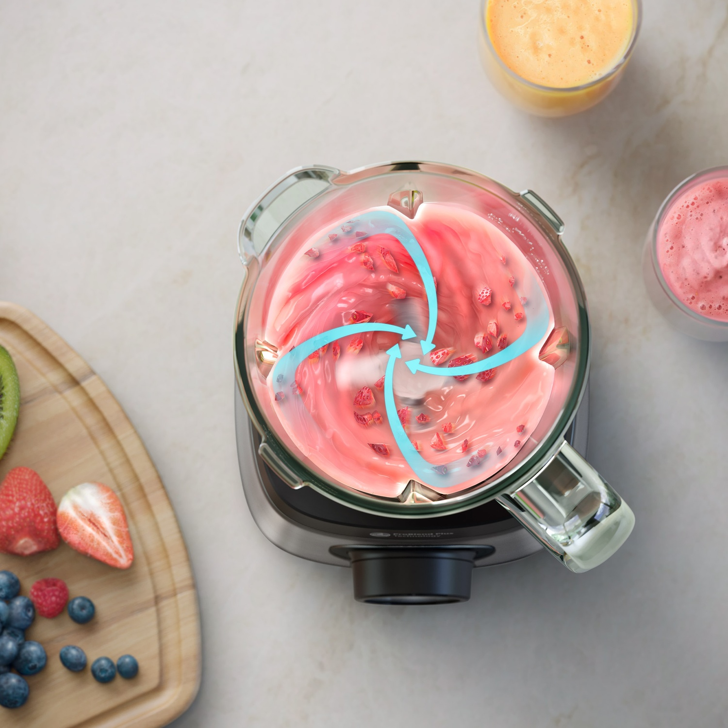 Blender avec smoothie rouge, flèches de vortex bleues, fruits et deux verres pleins sur le plan de travail.