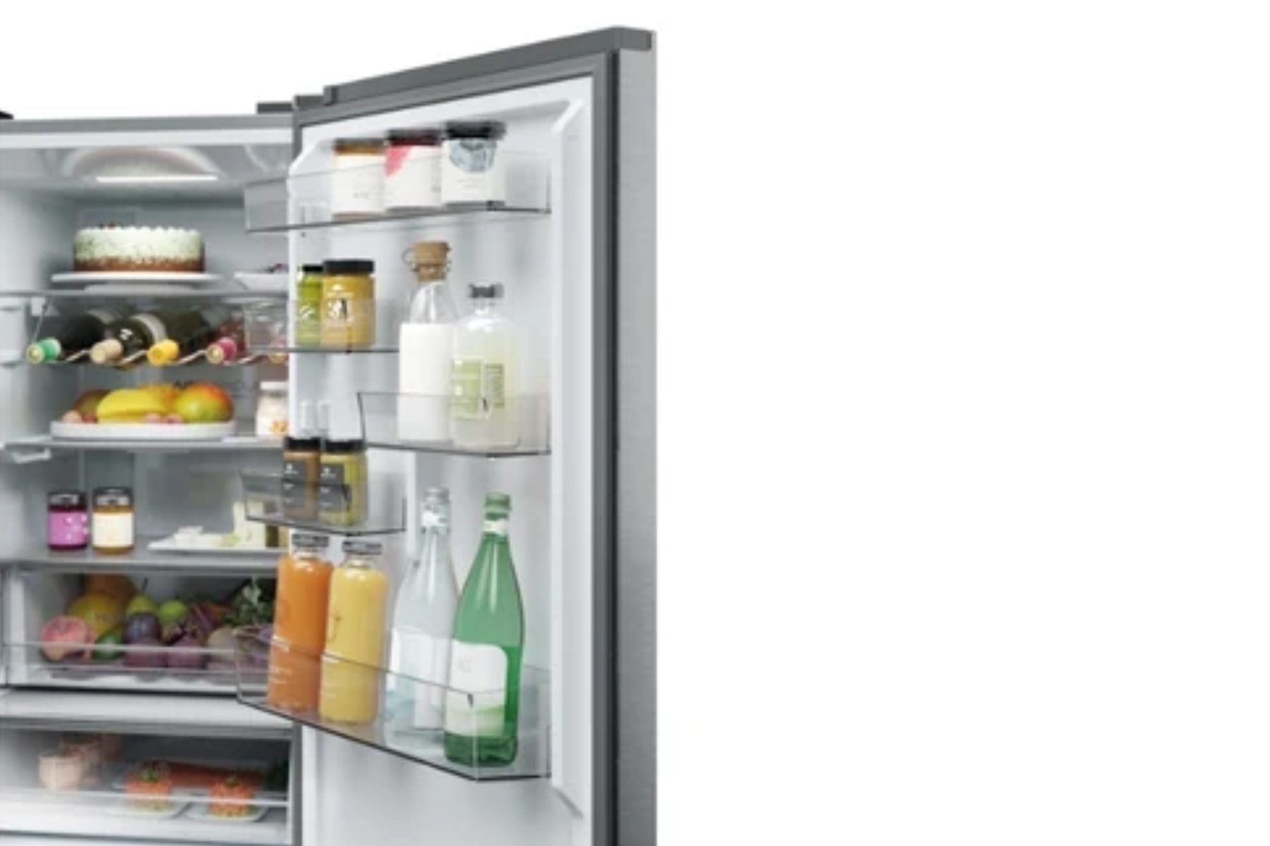 Frigorífico gris abierto con estantes bien surtidos y botellas en los compartimentos de la puerta sobre fondo blanco.