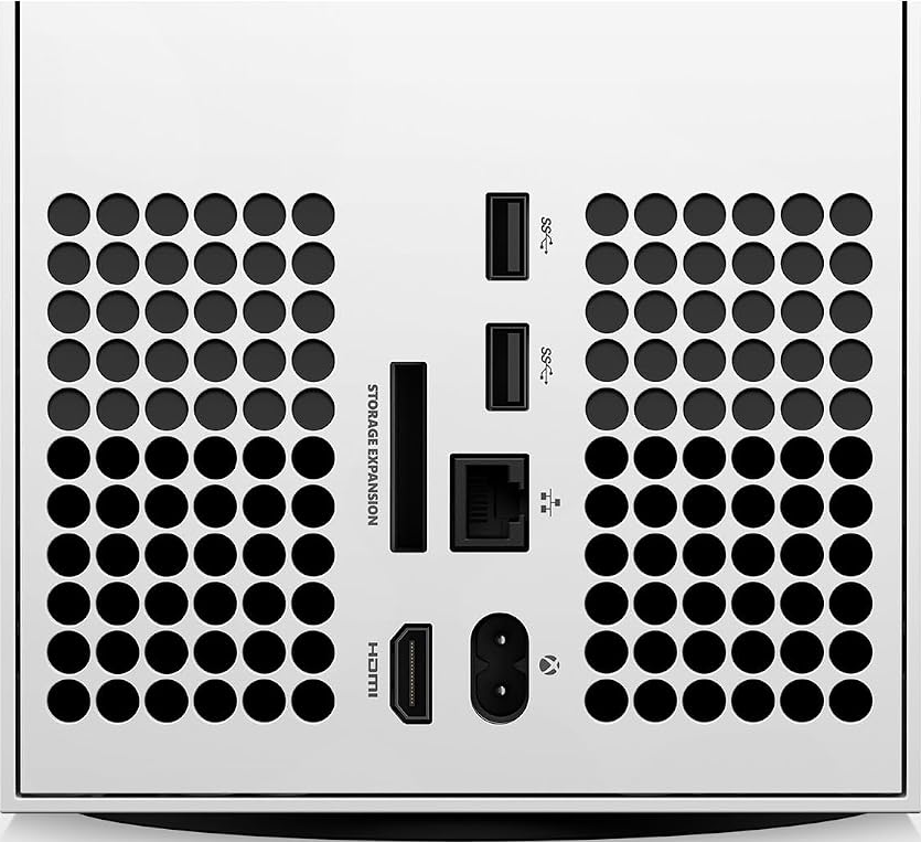 Rückseite einer weißen Spielekonsole mit HDMI-, USB-, Ethernet-Anschlüssen und kreisförmigen Lüftungsöffnungen.