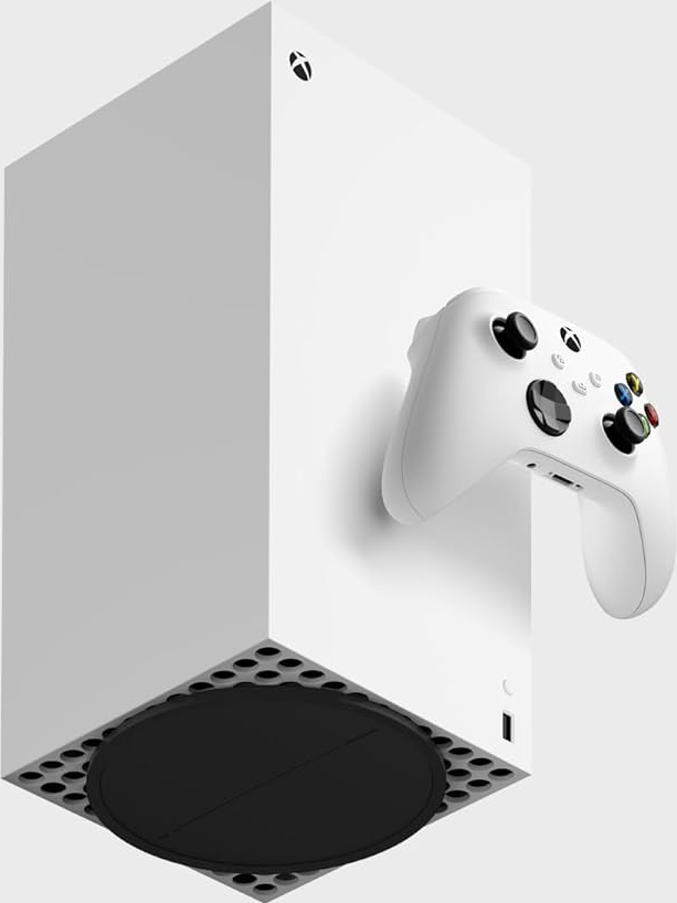 Eine weiße Xbox Series S Konsole steht vertikal neben einem passenden weißen Wireless-Controller vor einfarbigem Hintergrund.