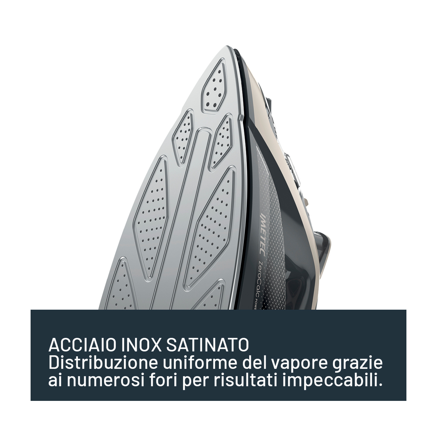 Piastra del ferro in acciaio inox satinato con numerosi fori per il vapore.