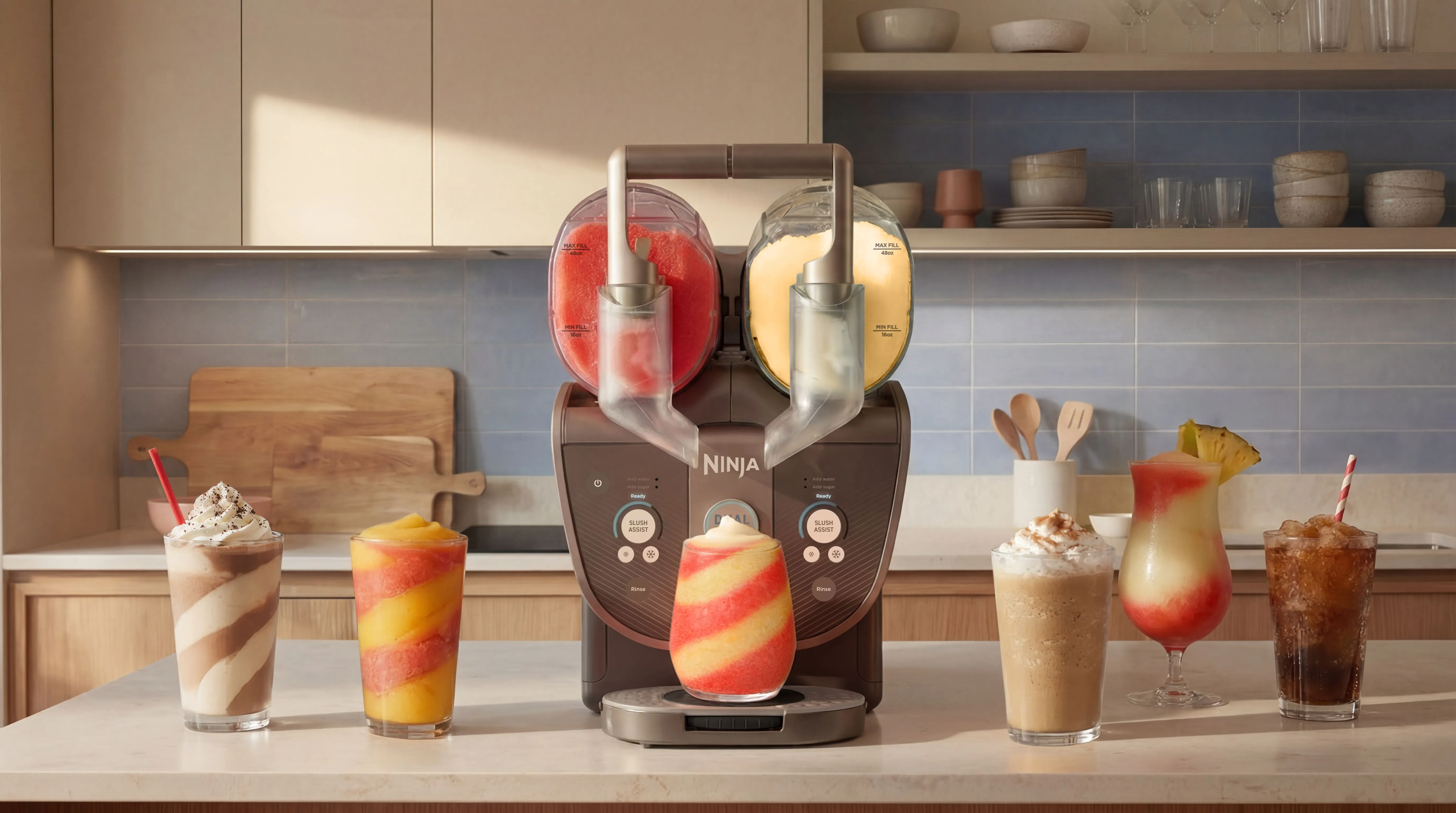 Eine Ninja-Slush-Maschine steht auf einer Küchentheke, umgeben von verschiedenen bunten Getränken.