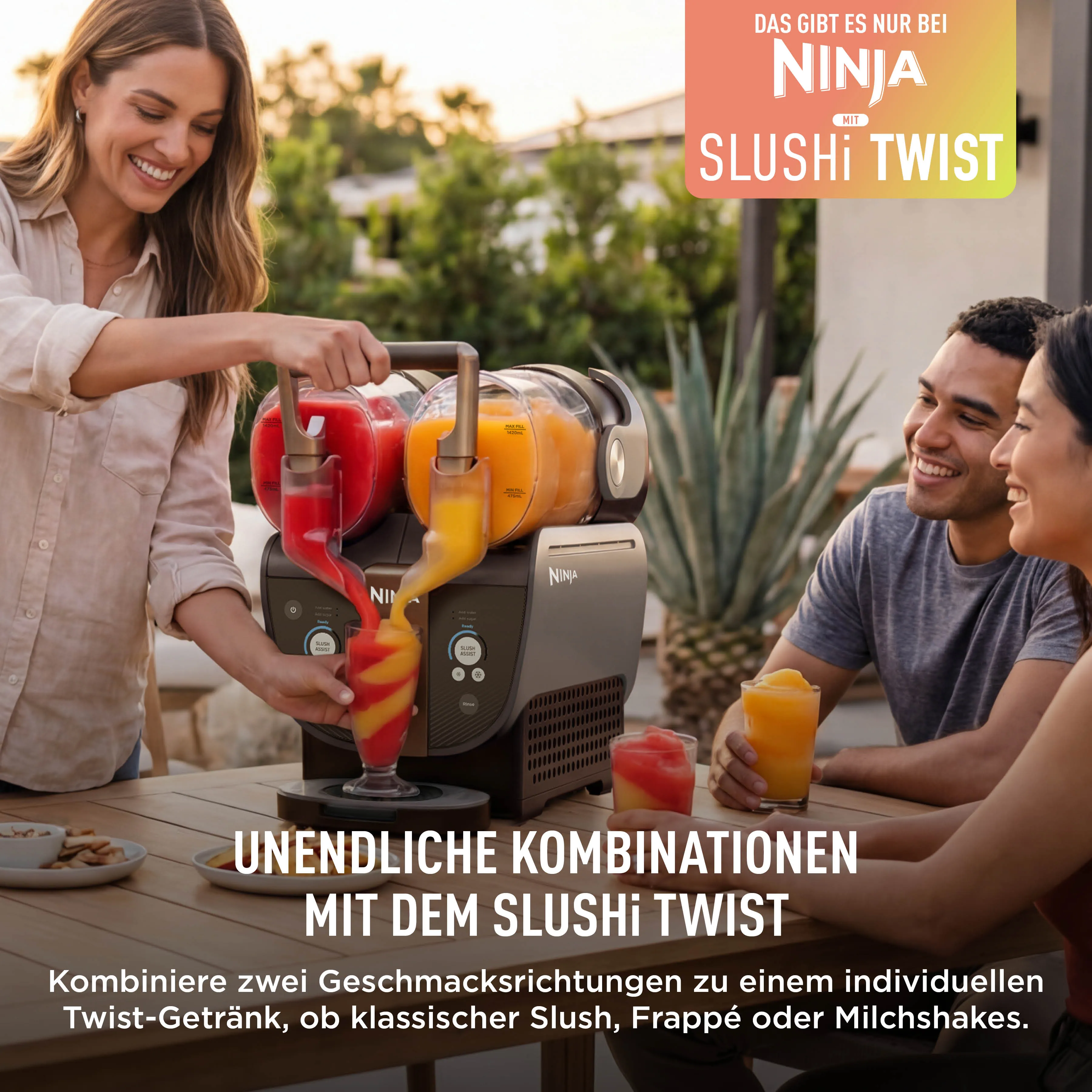 Eine Frau gießt ein zweifarbiges Slush-Getränk aus einer Ninja Slushi Twist Maschine im Freien.