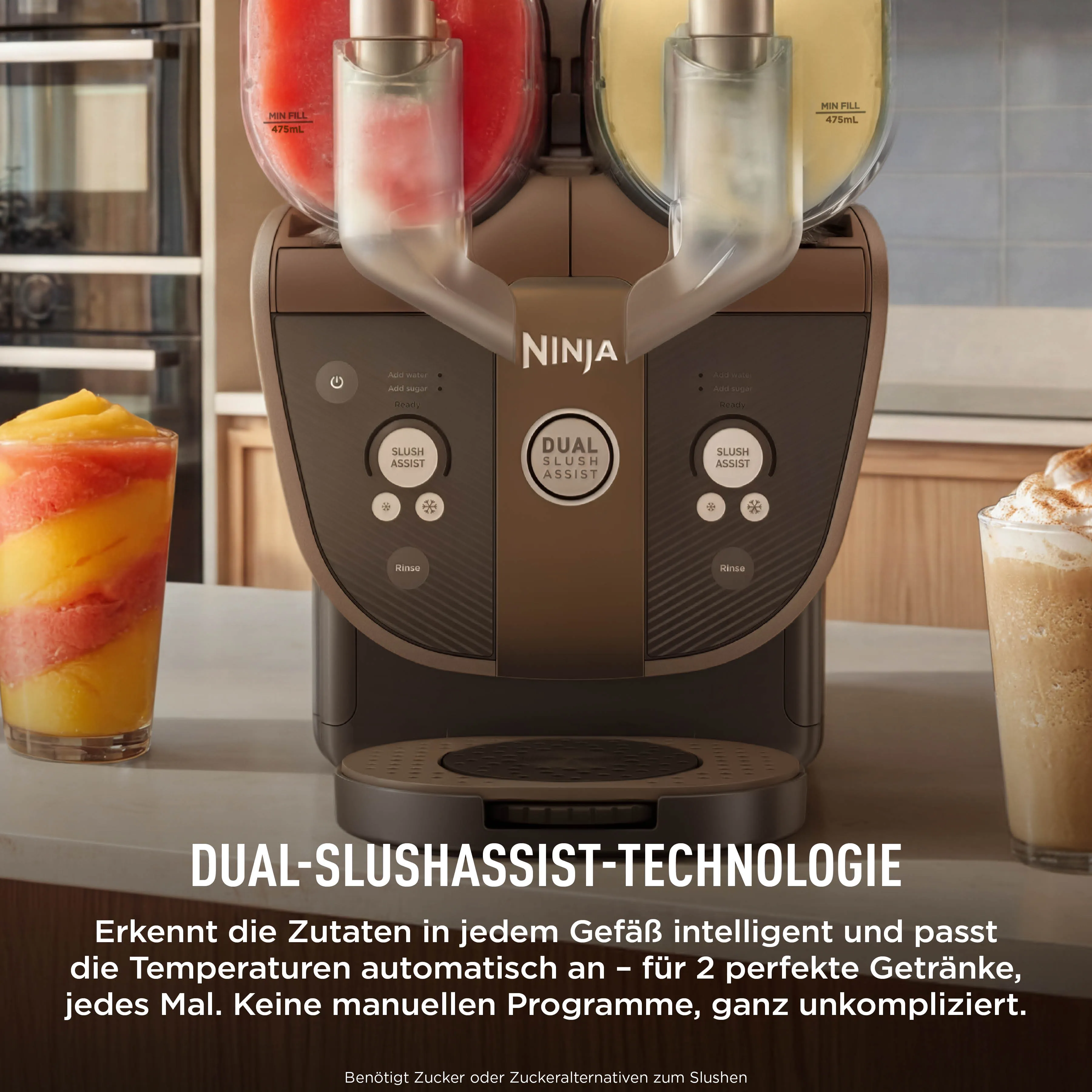 Ninja Dual Slush-Maschine mit zwei Kammern für rote und gelbe Slushies auf einer Küchentheke mit Getränken.