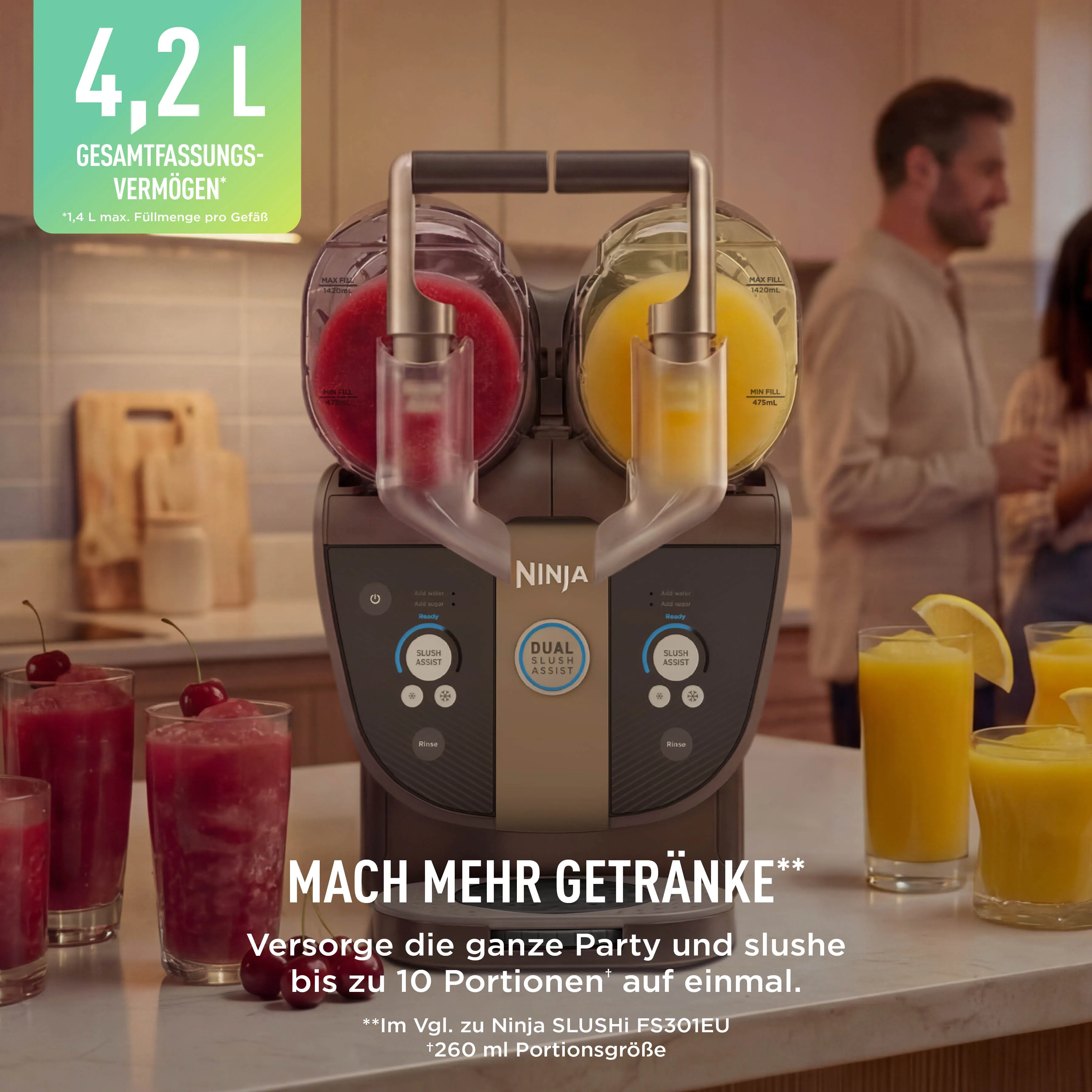 Ninja Dual Slushi Maker auf einer Küchentheke mit roten und gelben Slush-Getränken in Gläsern und im Gerät.