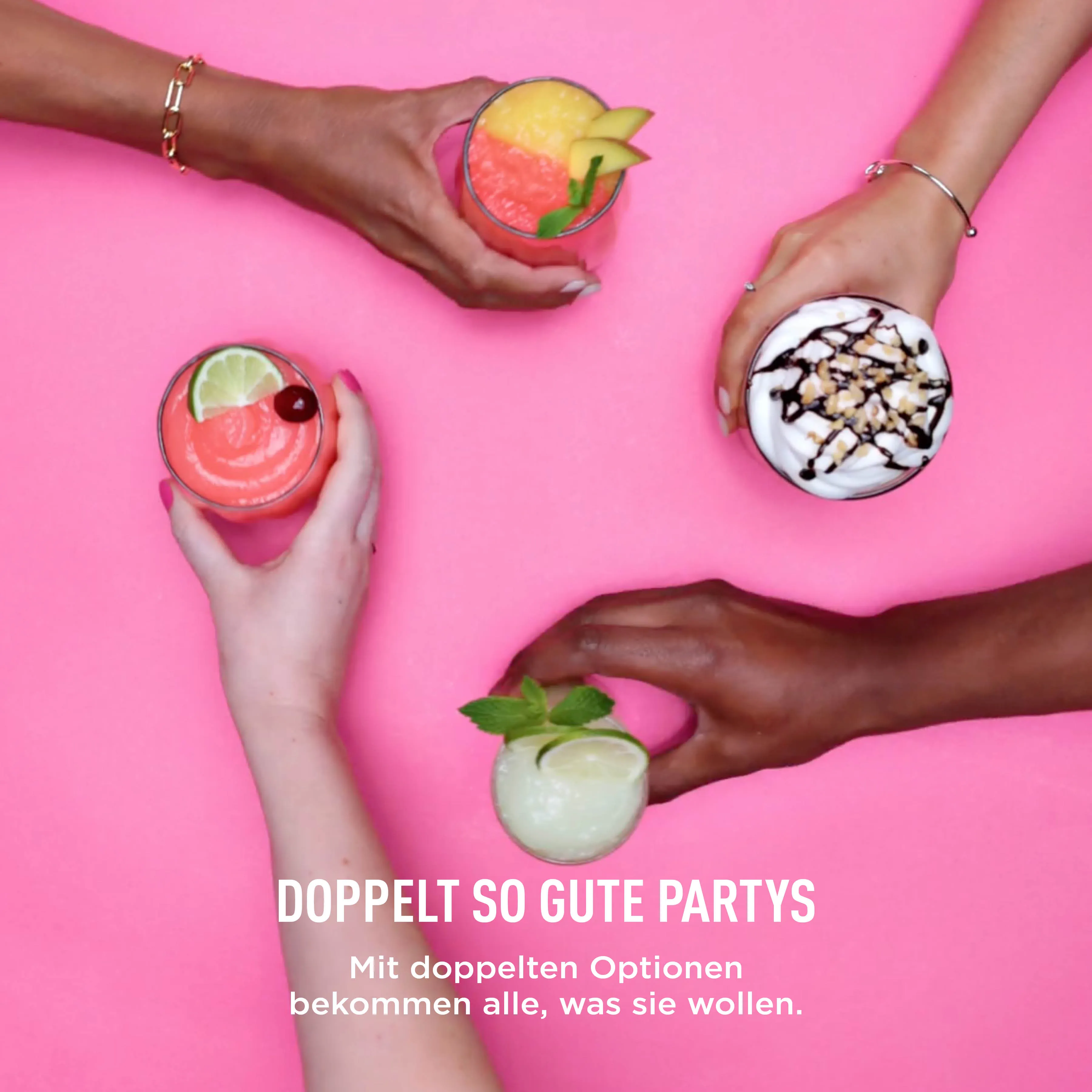 Vier Hände halten vier verschiedene, bunte Getränke mit Toppings vor rosa Hintergrund, mit weißem Text unten.