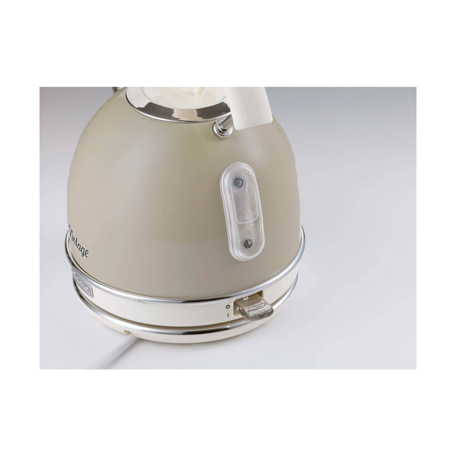 Bollitore elettrico vintage beige con indicatore di livello dell'acqua e dettagli cromati su sfondo bianco.