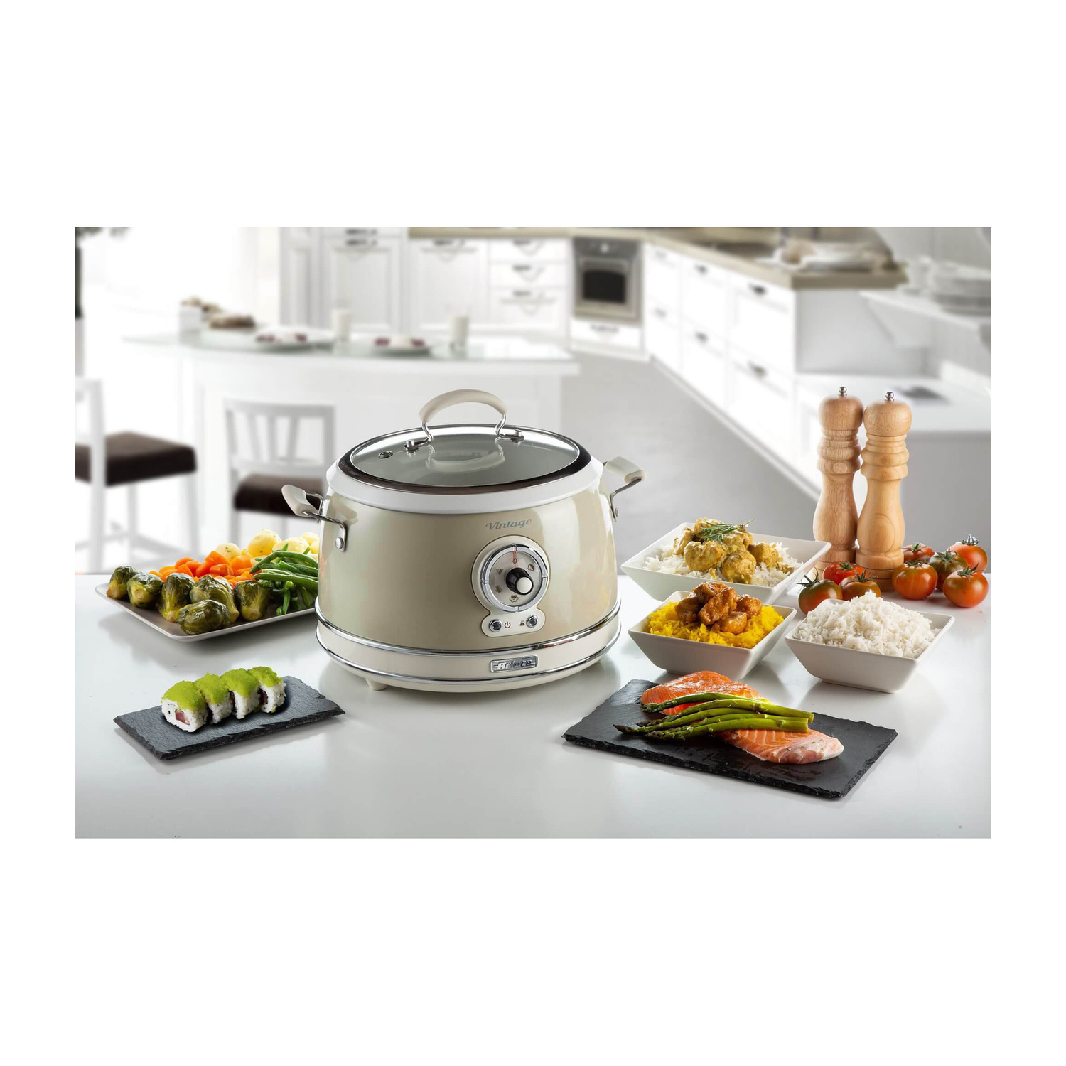 Un multicooker beige è posizionato su un tavolo da cucina, circondato da ciotole di verdure, riso, sushi e salmone.