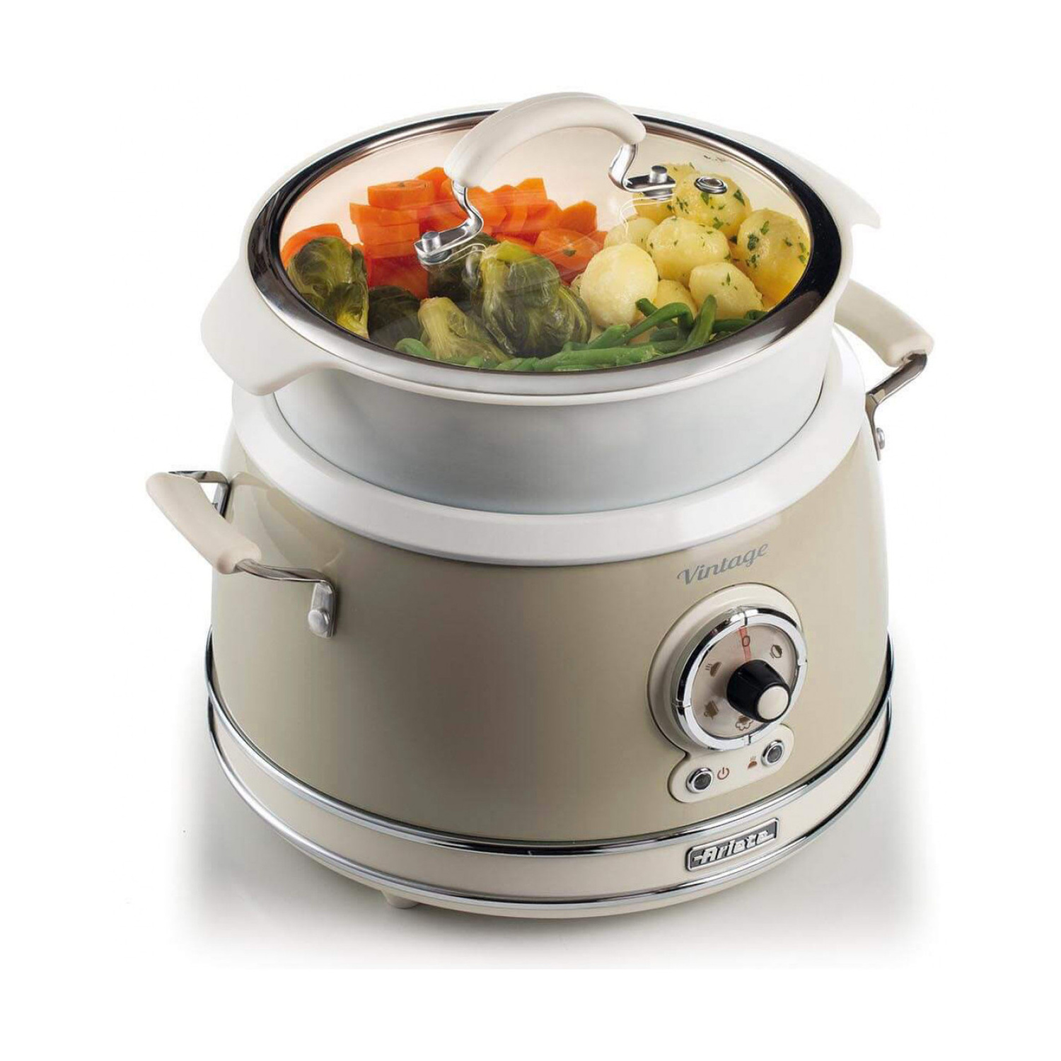 Un multicooker vintage beige con coperchio in vetro, pieno di verdure fresche come carote, cavolini di Bruxelles e patate.