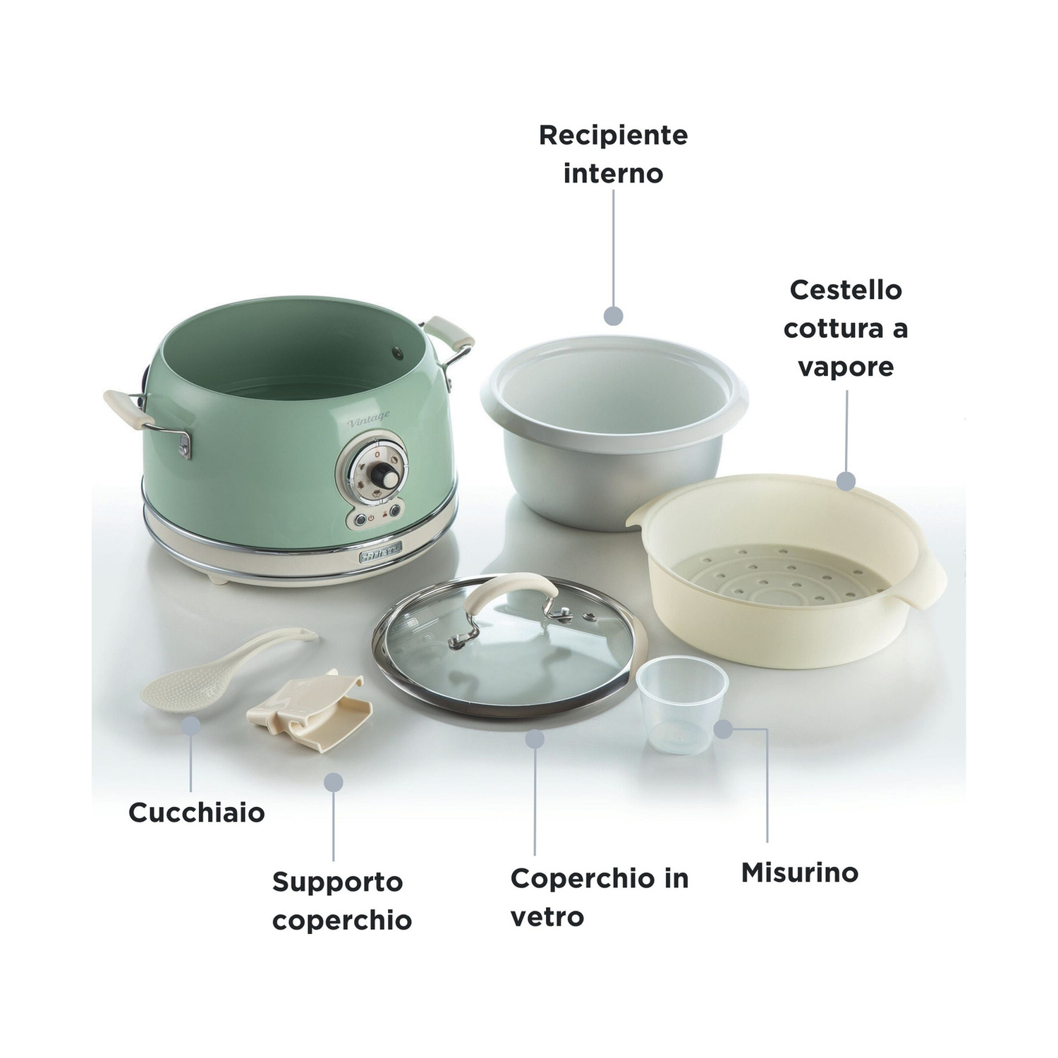 Multicooker verde pastello con accessori ed etichette in italiano su sfondo bianco.