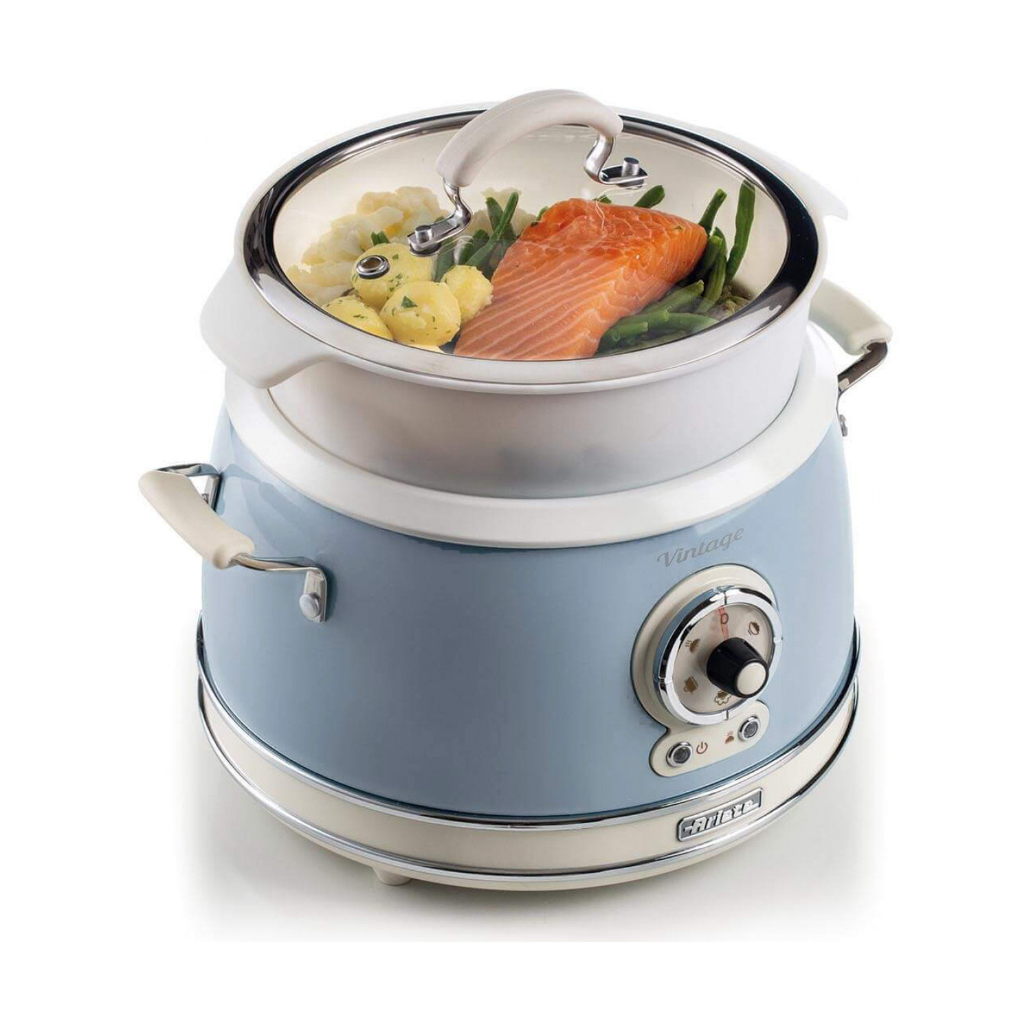 Una vaporiera azzurra con salmone, patate e fagiolini in un contenitore di vetro su sfondo bianco.