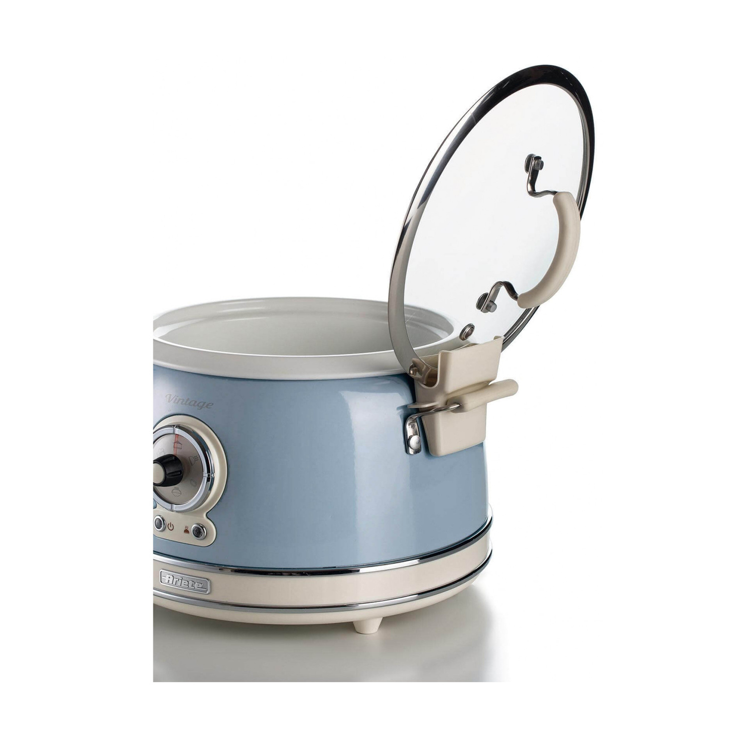 Un elettrodomestico da cucina elettrico azzurro in stile retro con coperchio in vetro aperto e bordo beige.