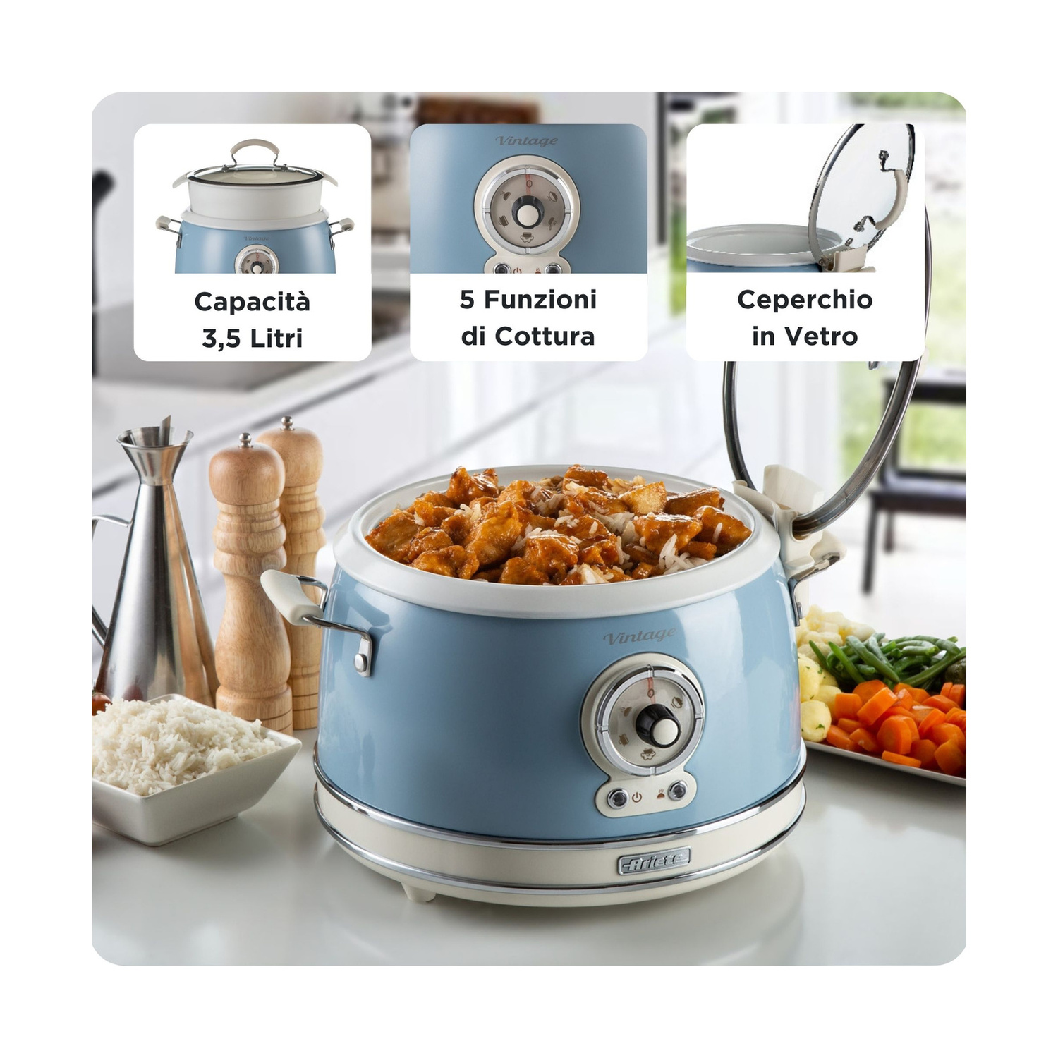 Un multicooker vintage azzurro pieno di pollo e riso su un bancone da cucina con accessori.