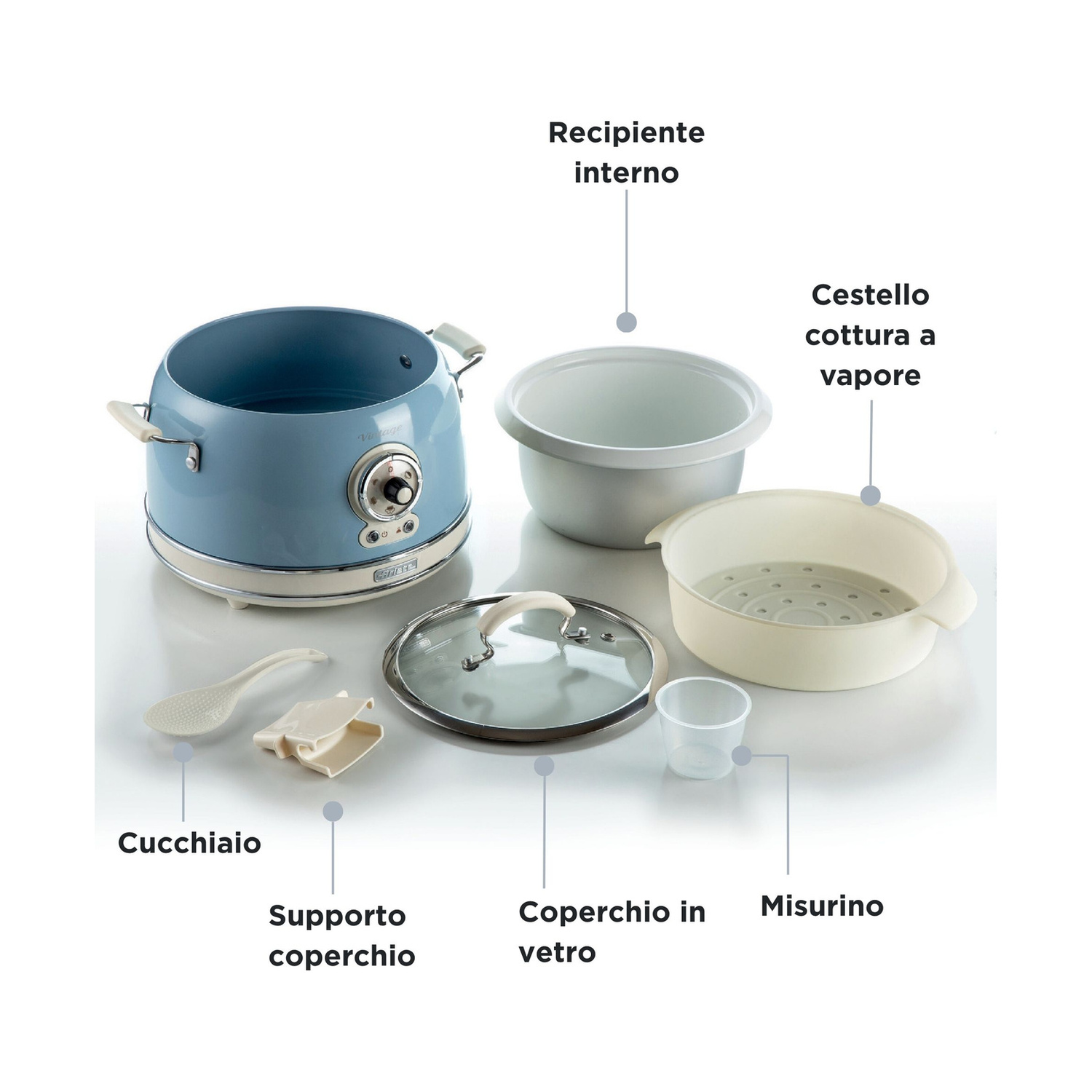 Un multicooker azzurro smontato con recipiente interno, cestello vapore, coperchio in vetro, cucchiaio e misurino.