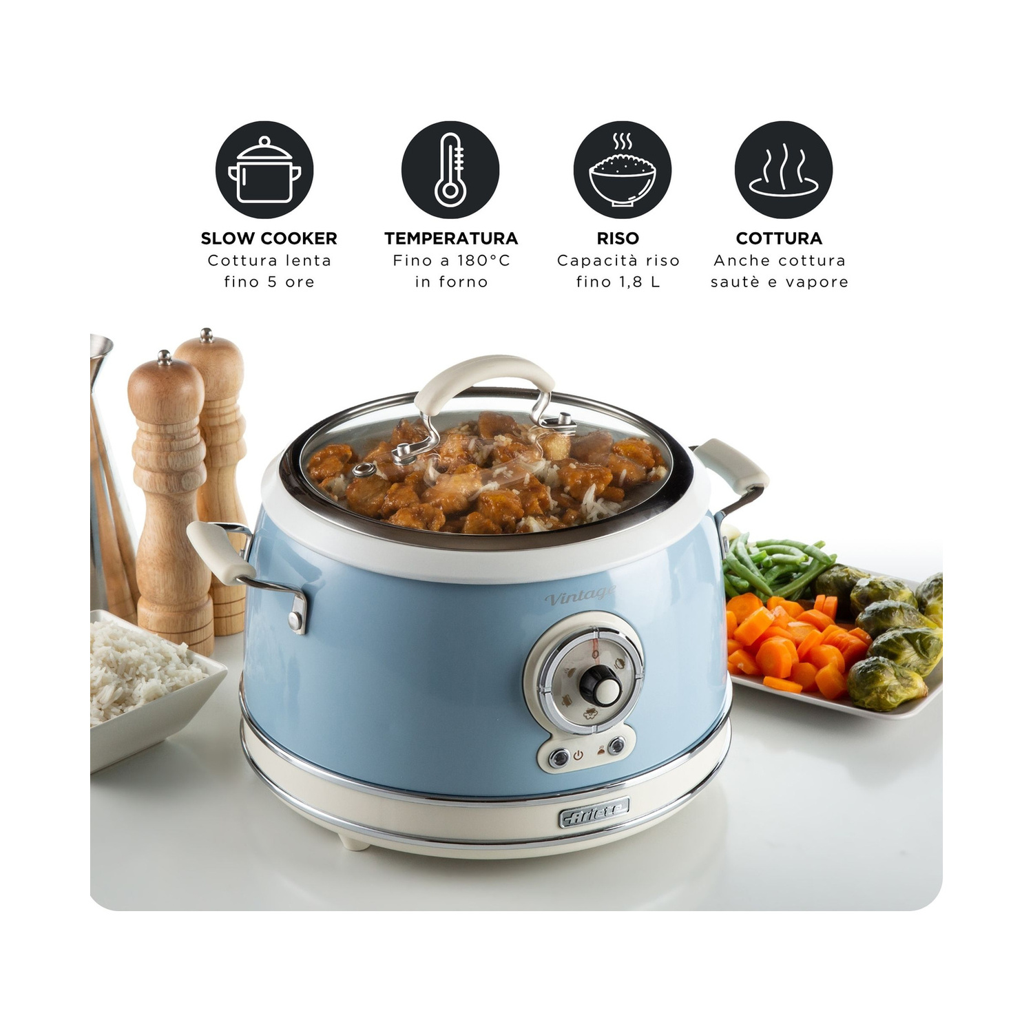 Multicooker vintage azzurro con coperchio in vetro, circondato da spezie, verdure e ciotola di riso.
