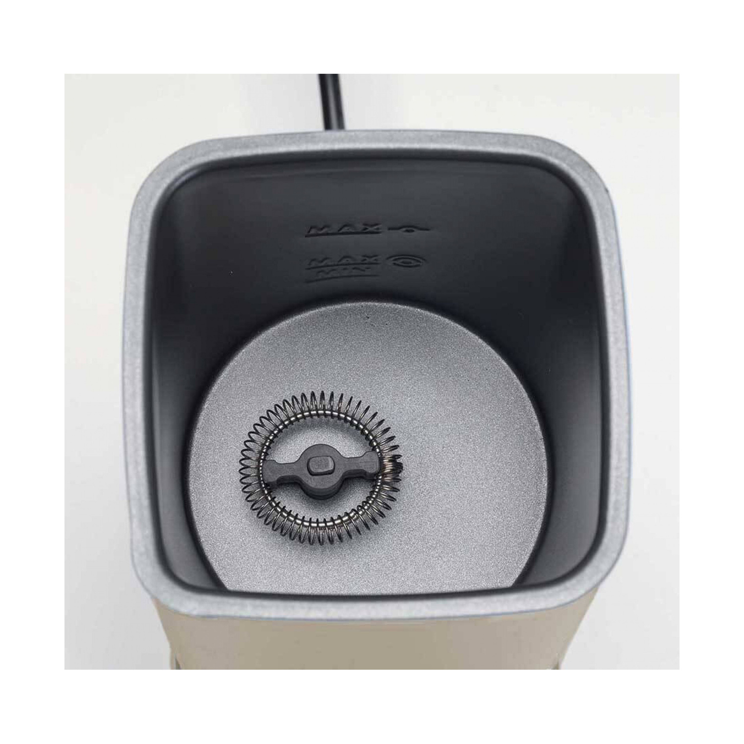 Vista dall'alto all'interno di un montalatte con accessorio a spirale.