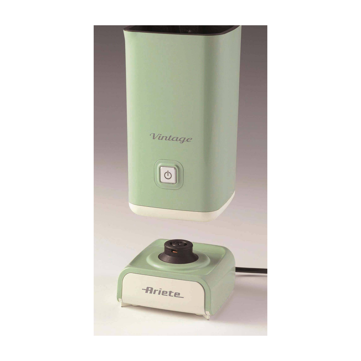 Un montalatte Ariete Vintage verde menta sopra la sua base.