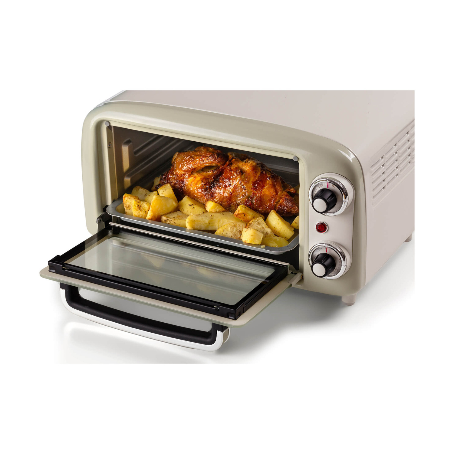 Un mini forno beige con porta di vetro aperta, che cuoce un pollo intero con patate su una teglia.