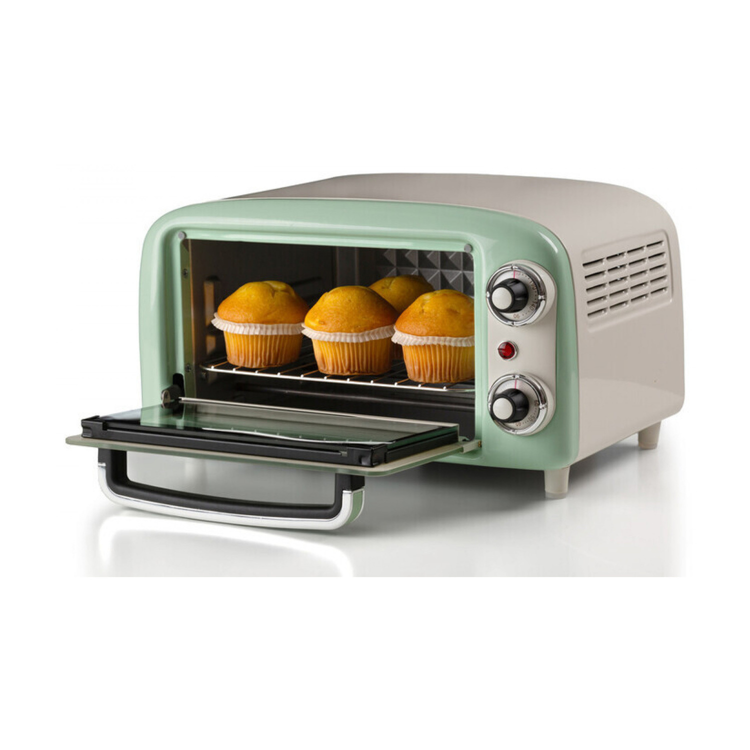 Un mini forno verde pastello e bianco con lo sportello aperto, contenente quattro muffin.