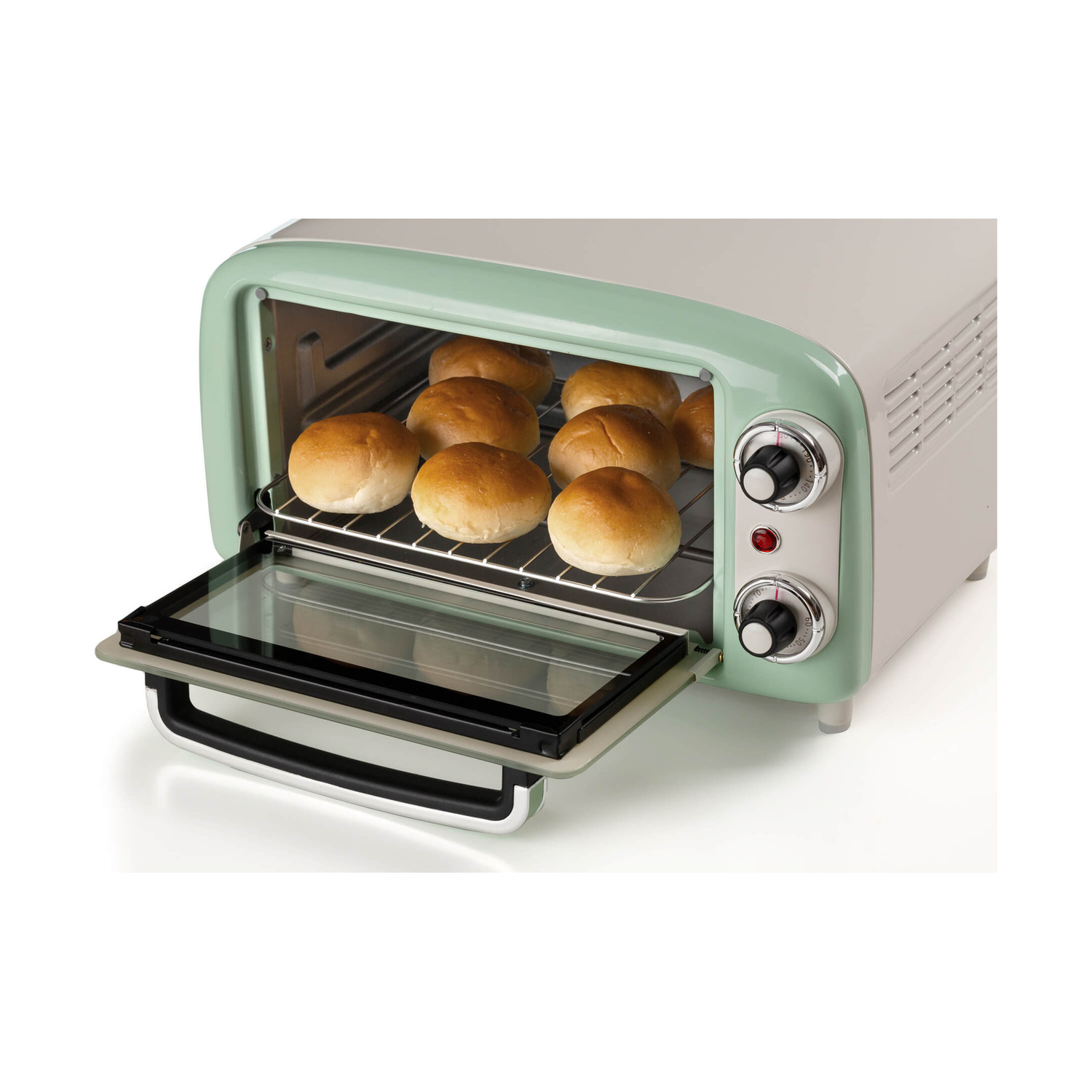 Mini forno verde con porta a vetro aperta, pieno di panini appena sfornati.