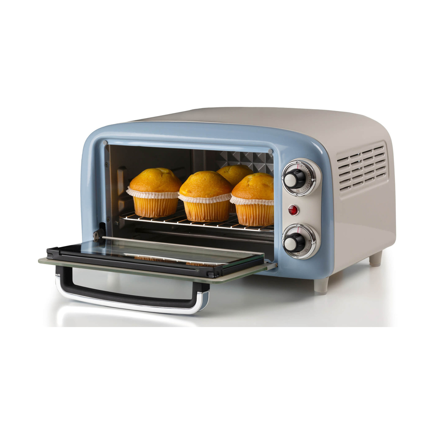 Un mini forno retrò azzurro e beige con quattro muffin appena sfornati sulla griglia.