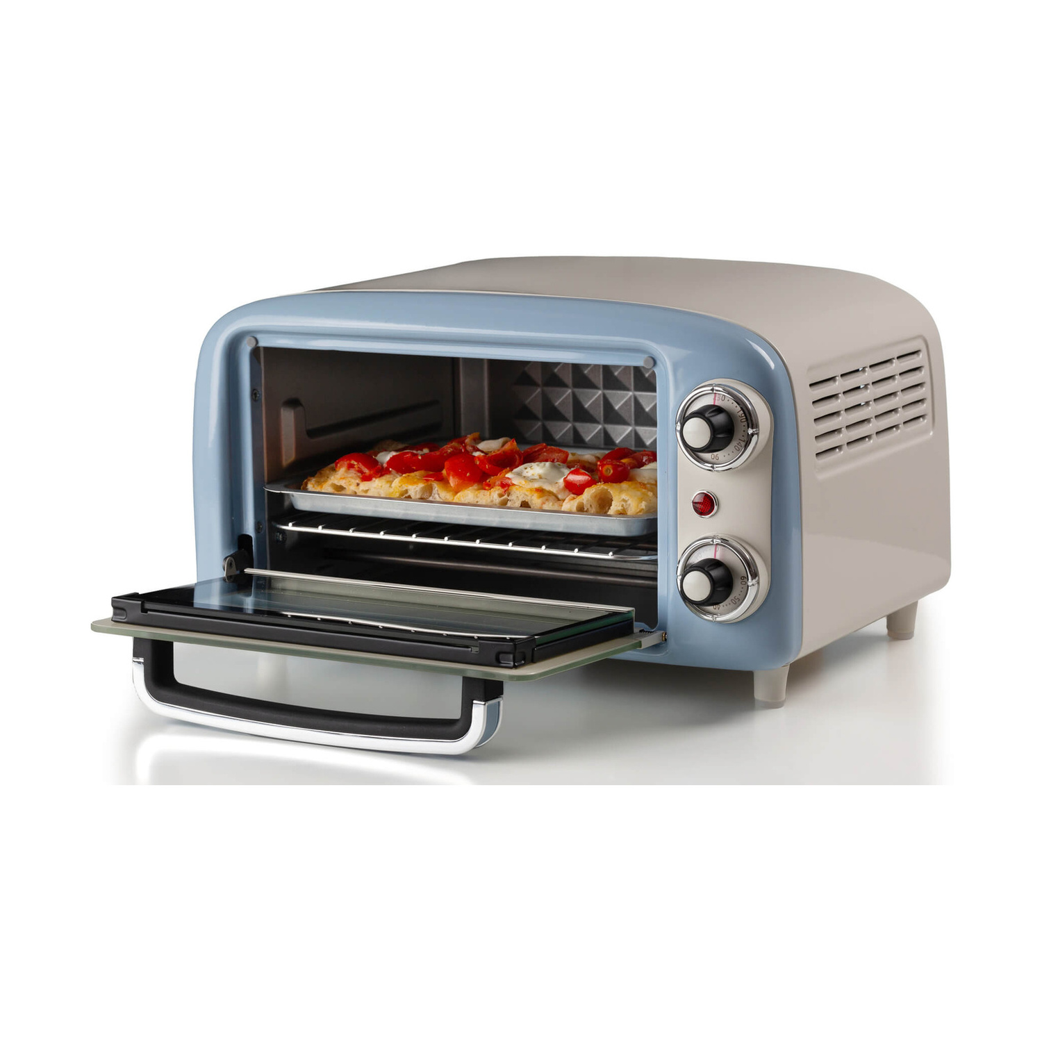 Un piccolo mini forno blu e beige con porta aperta, contenente una pizza in cottura su una teglia.