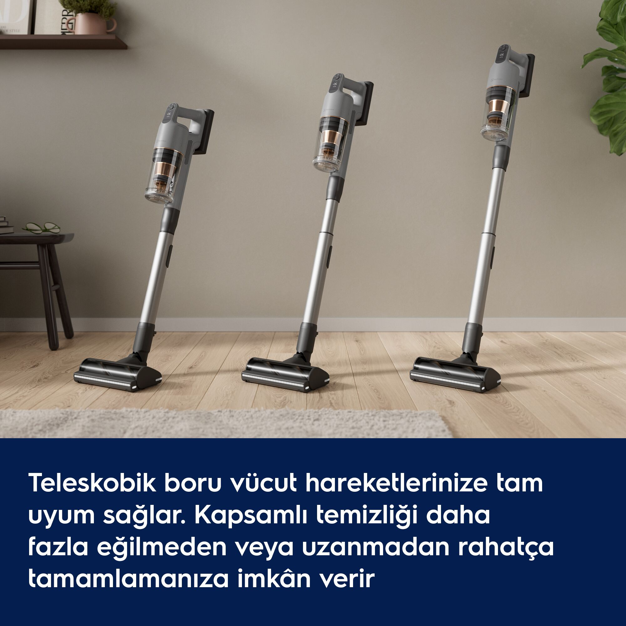 Ayarlanabilir teleskopik borulara sahip üç adet dikey kablosuz süpürge ahşap zeminde duruyor.