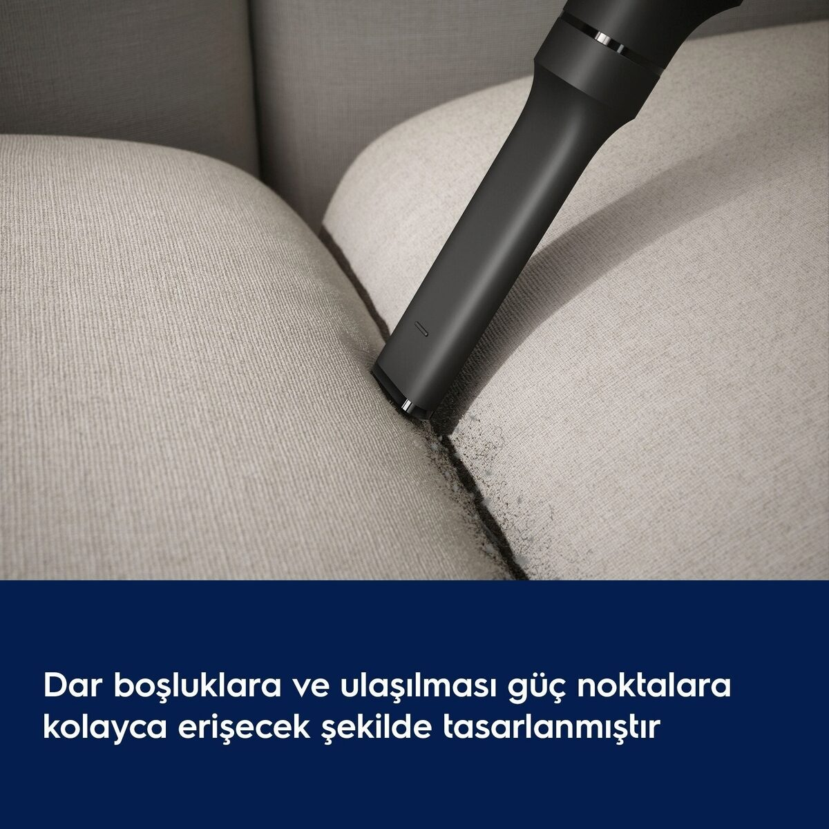 Siyah bir dar aralık başlığı, açık gri koltuk minderleri arasındaki dar boşluğu temizliyor.