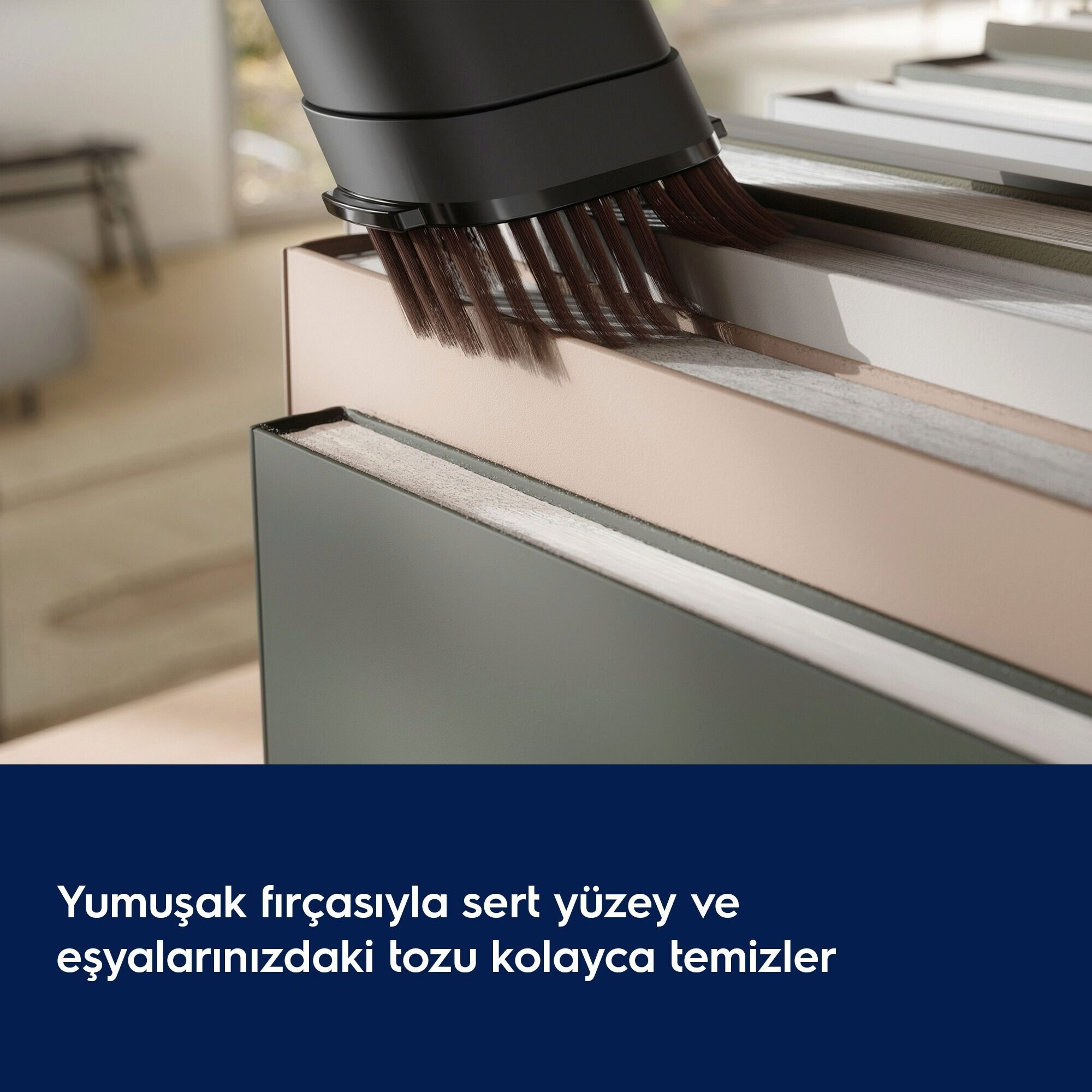 Süpürge fırçası sert bir yüzeydeki tozu temizler.