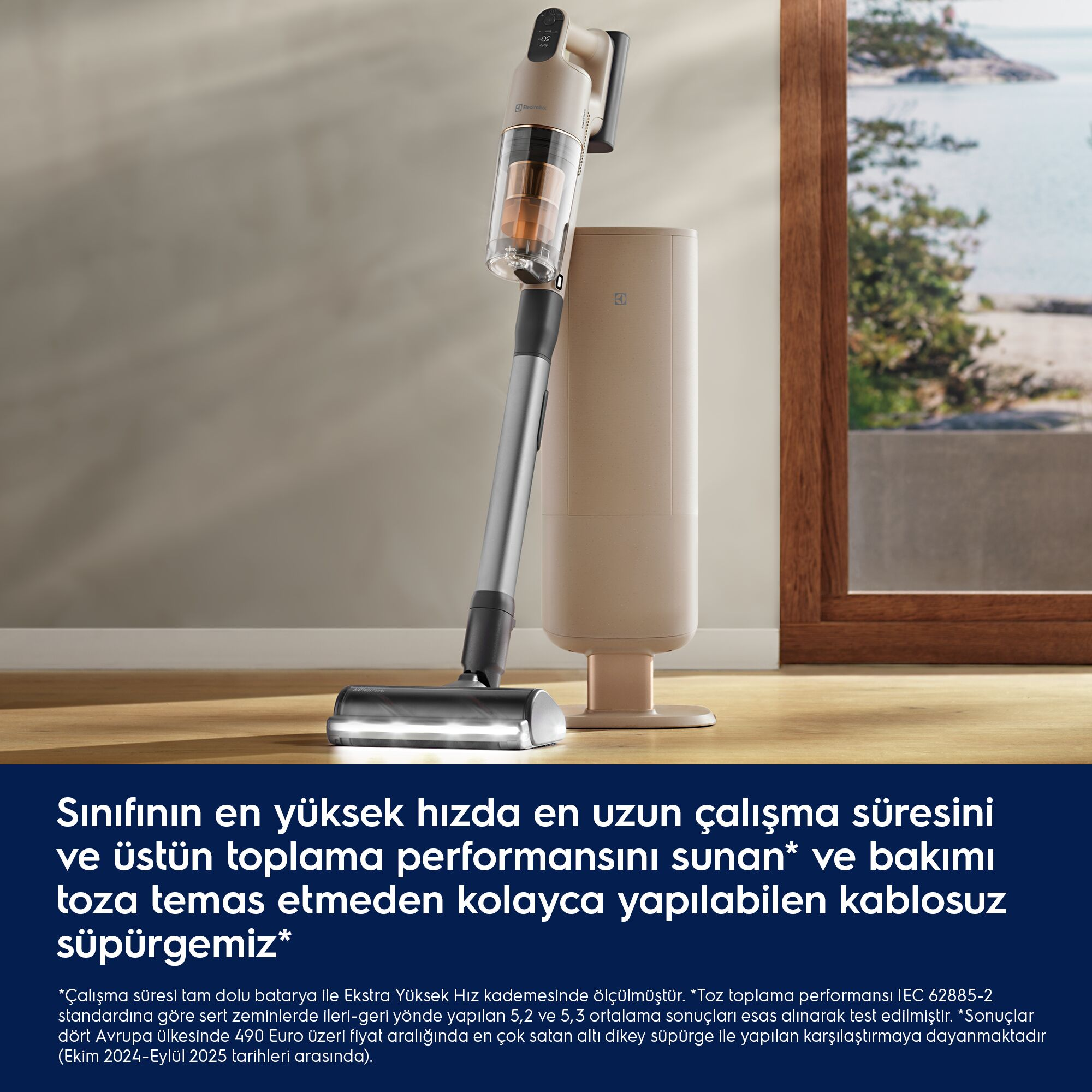 Pencere önünde ahşap zeminde duran şarj istasyonlu kablosuz dikey süpürge.