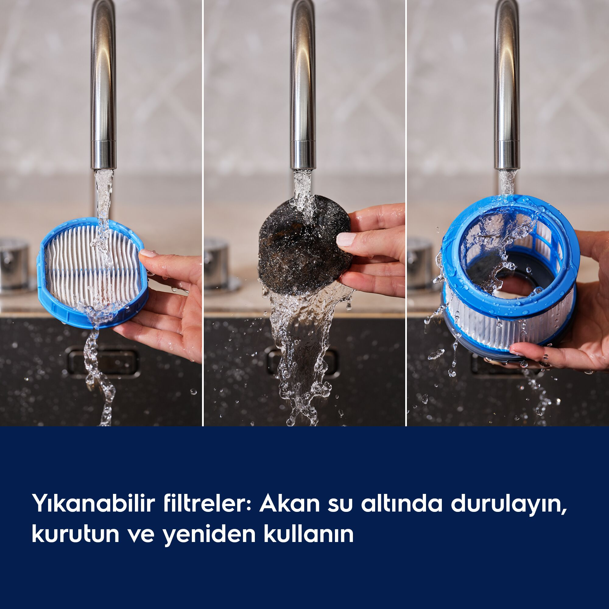 Musluk suyu altında yıkanan elektrikli süpürge filtreleri.
