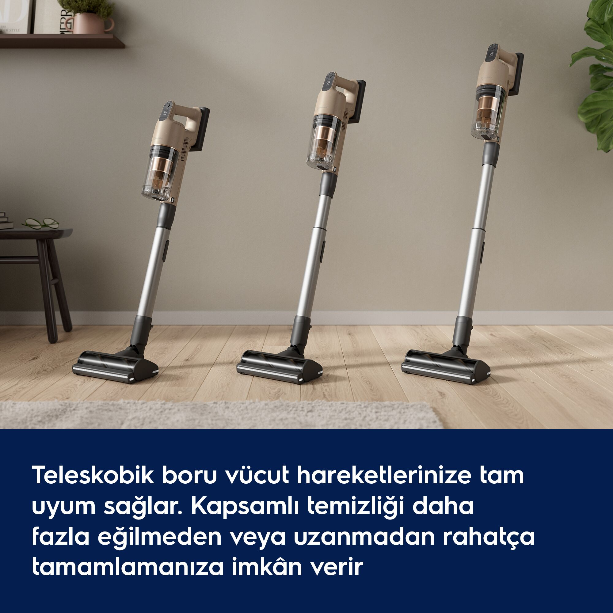 Ahşap zeminde yan yana duran, ayarlanabilir teleskopik borulu üç bej renkli dikey şarjlı süpürge.