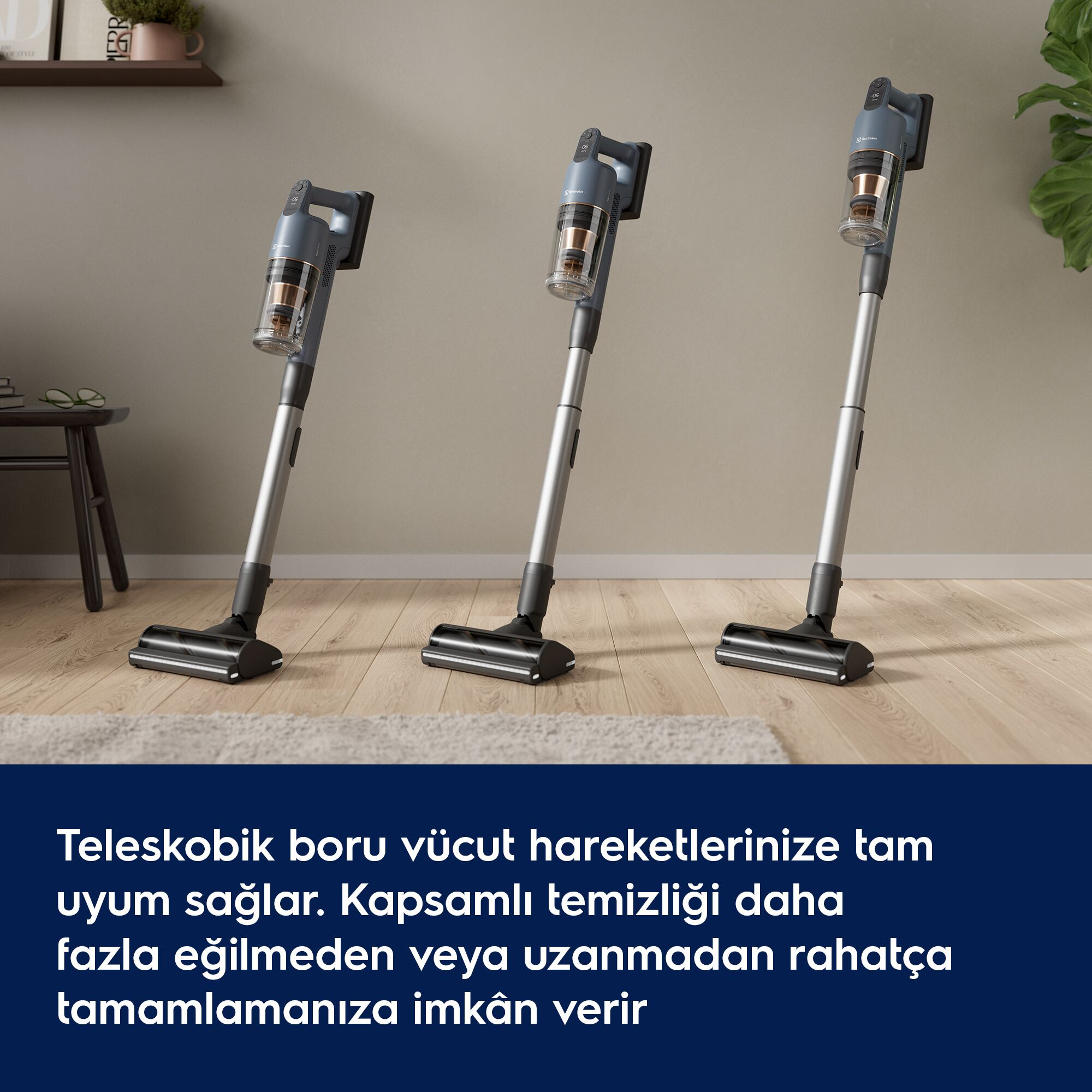 Ayarlanabilir teleskopik borulu üç dikey şarjlı süpürge ahşap zemin üzerinde duruyor.