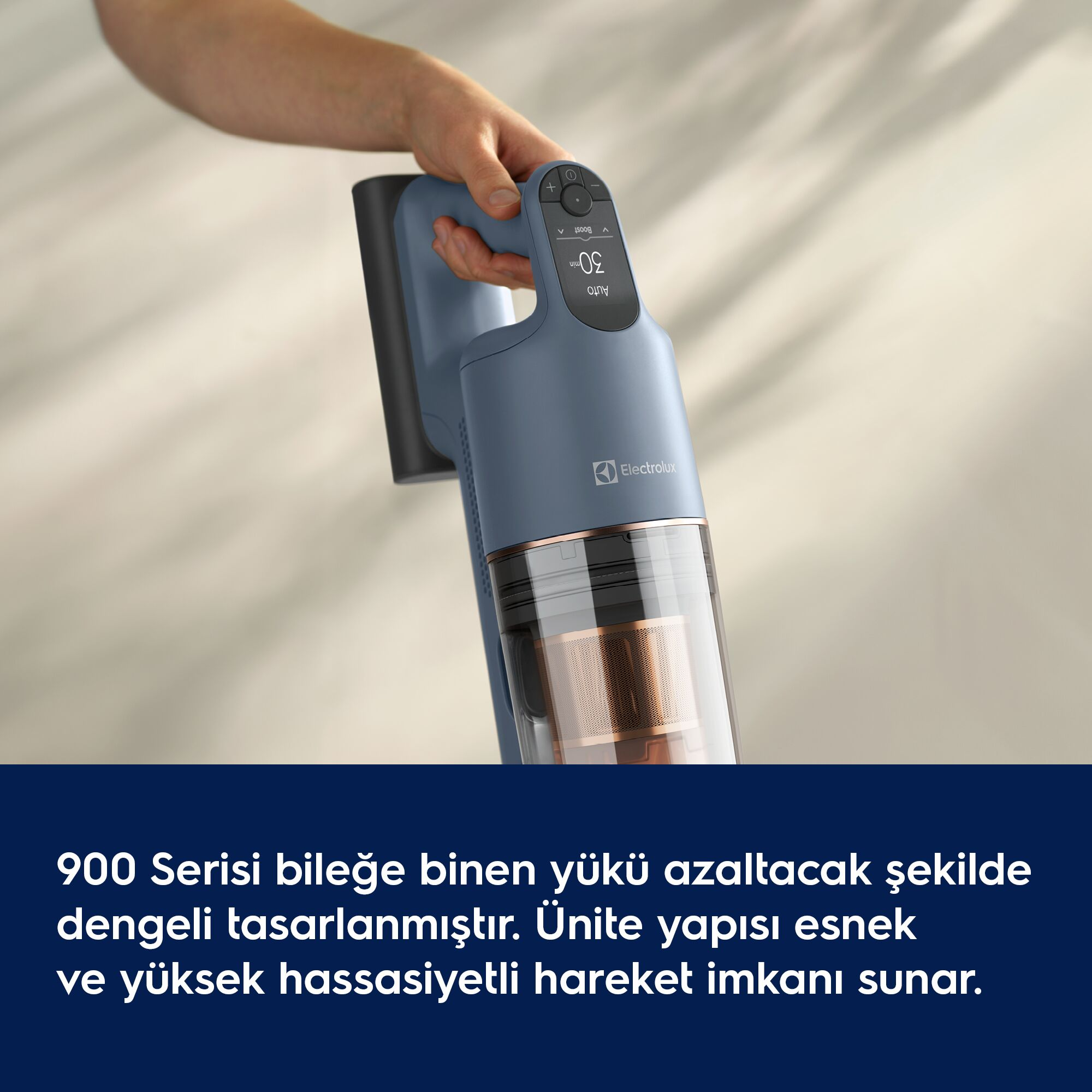 Bir el, açık renkli bir arka plan önünde mavi bir Electrolux el süpürgesini tutuyor.